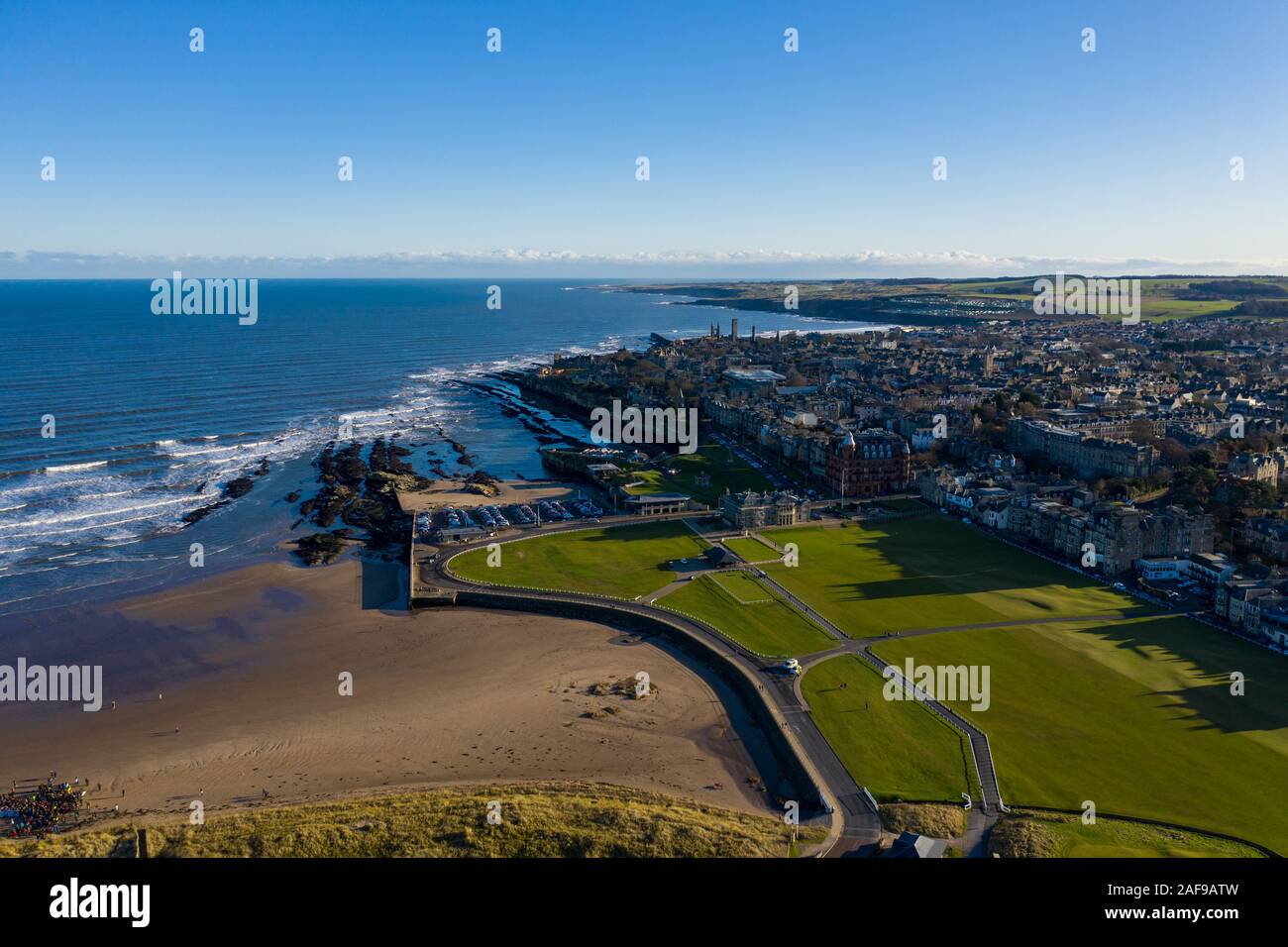 Vue aérienne de St Andrews depuis West Sands. La côte rocheuse et le vieux parcours de St Andrews sont tous deux visibles sur cette photo époustouflante. Banque D'Images