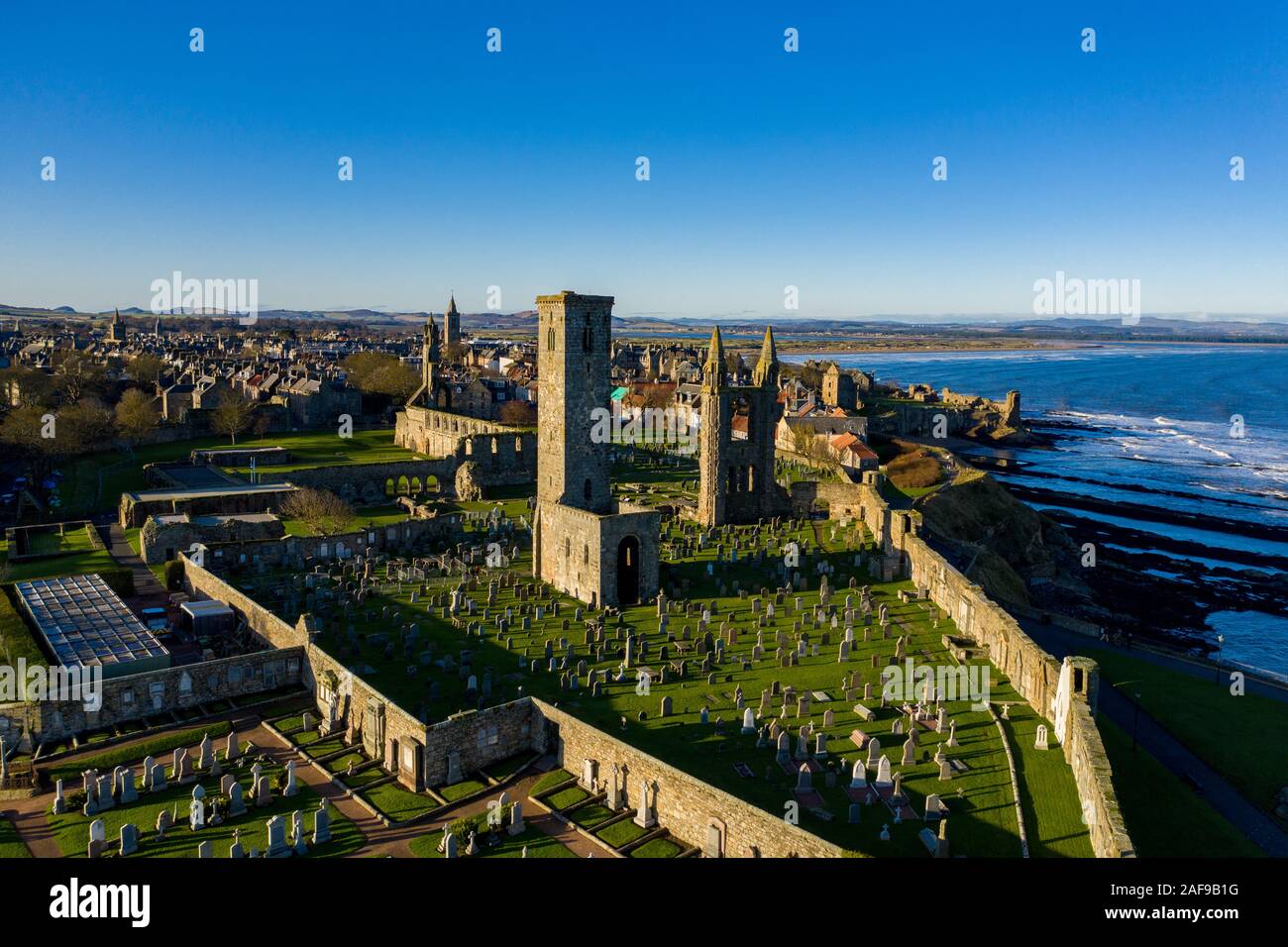 Vue unique sur les ruines de la cathédrale St Andrews, en Écosse, avec le littoral spectaculaire vu en arrière-plan. Banque D'Images