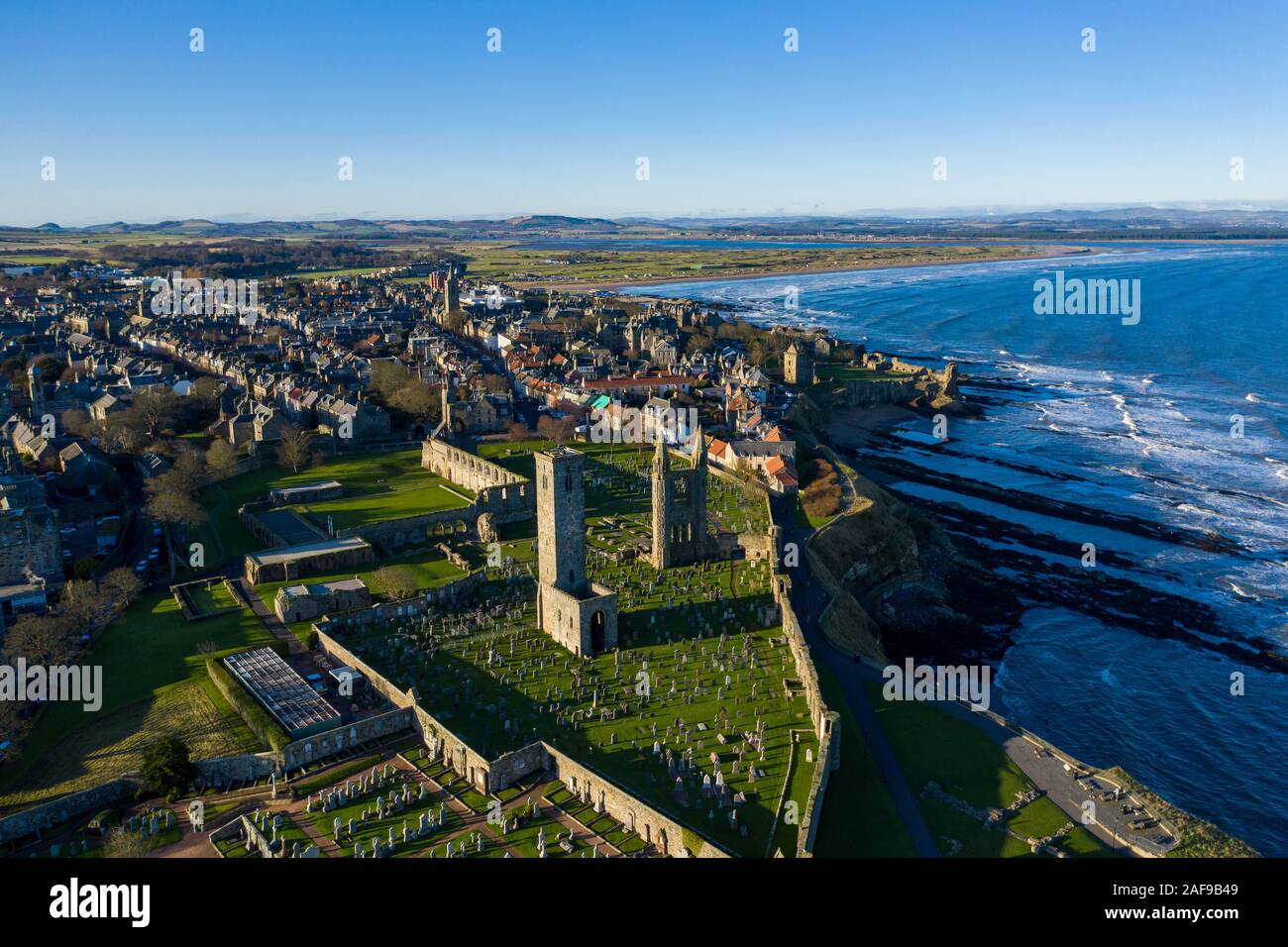 Vue unique sur les ruines de la cathédrale St Andrews, en Écosse, avec le littoral spectaculaire vu en arrière-plan. Banque D'Images