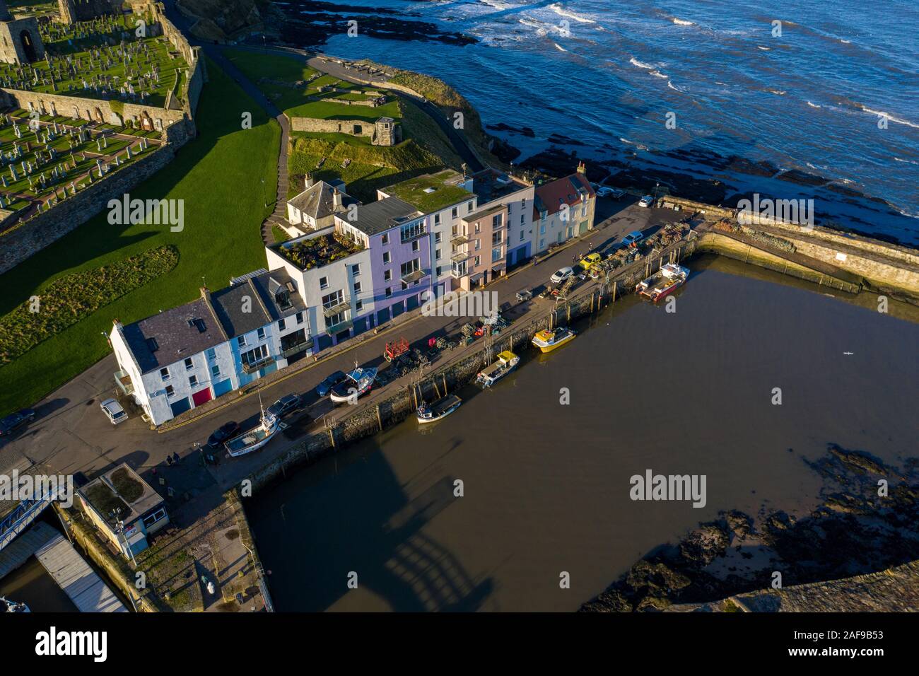 Photo aérienne du port de St Andrews, Écosse. Ensoleillé en hiver. Banque D'Images