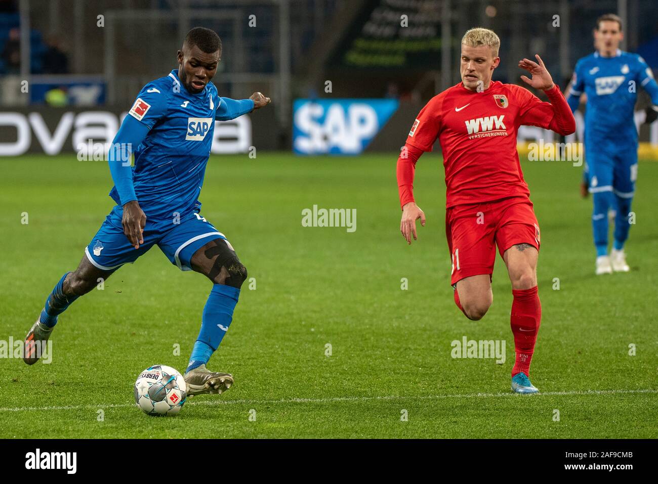 Berlin, Allemagne - 13 DÉCEMBRE : Ihlas Bebou (TSG 1899 Hoffenheim) et Philipp Max (FC Augsburg) au football, Bundesliga, Journée 15 : TSG 1899 Hoffenheim vs FC Augsburg le PreZero Arena le 13 décembre 2019 à Berlin, Allemagne. Photo : Horst Ettensberger/ESPA-Images Banque D'Images