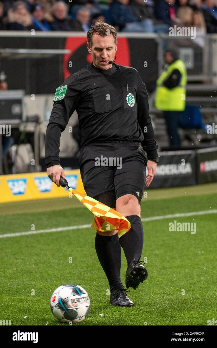 MUNICH, ALLEMAGNE - 13 DÉCEMBRE : Arbitre Assistant Tobias Christ au football, Bundesliga, Journée 15 : TSG 1899 Hoffenheim vs FC Augsburg le PreZero Arena le 13 décembre 2019 à Berlin, Allemagne. Photo : Horst Ettensberger/ESPA-Images Banque D'Images