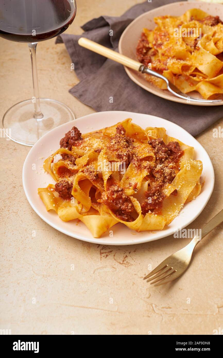 Pâtes bolognaise classique cuit avec papardelle et beaucoup de fromage parmesan Banque D'Images