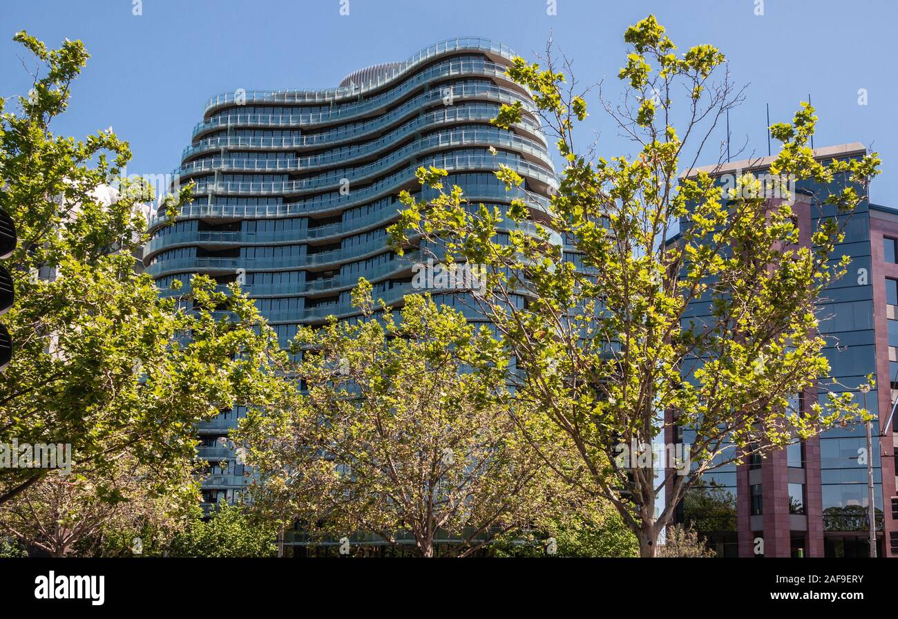 Melbourne, Australie - Novembre 17, 2009 : l'architecture moderne iconique de YVE immeuble derrière le feuillage vert et sous ciel bleu. Banque D'Images