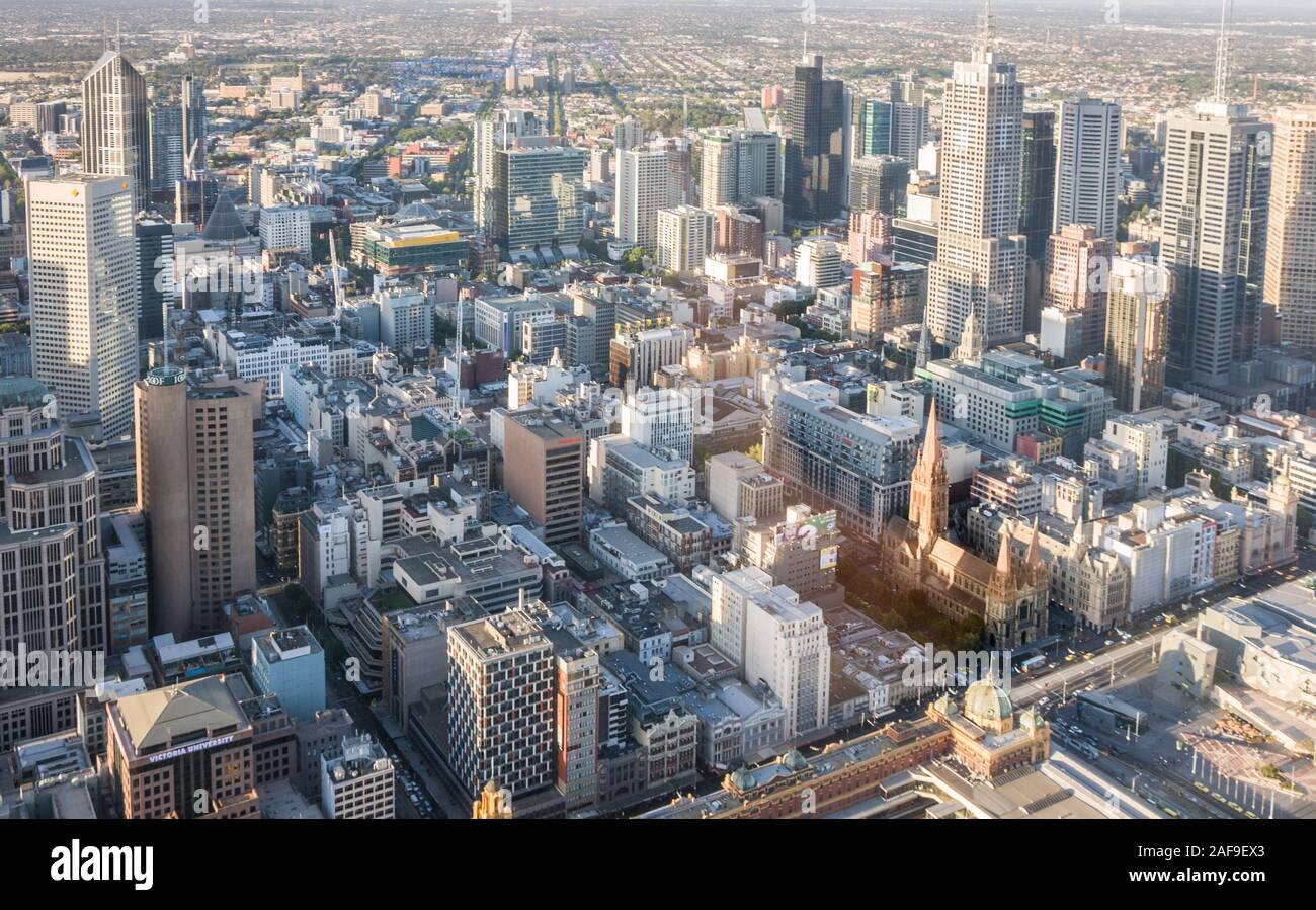Melbourne, Australie - Novembre 17, 2009 : vue aérienne sur la cathédrale Saint Paul avec groupe de gratte-ciel et de Flinders Street Railway. Large vue sur mesure Banque D'Images