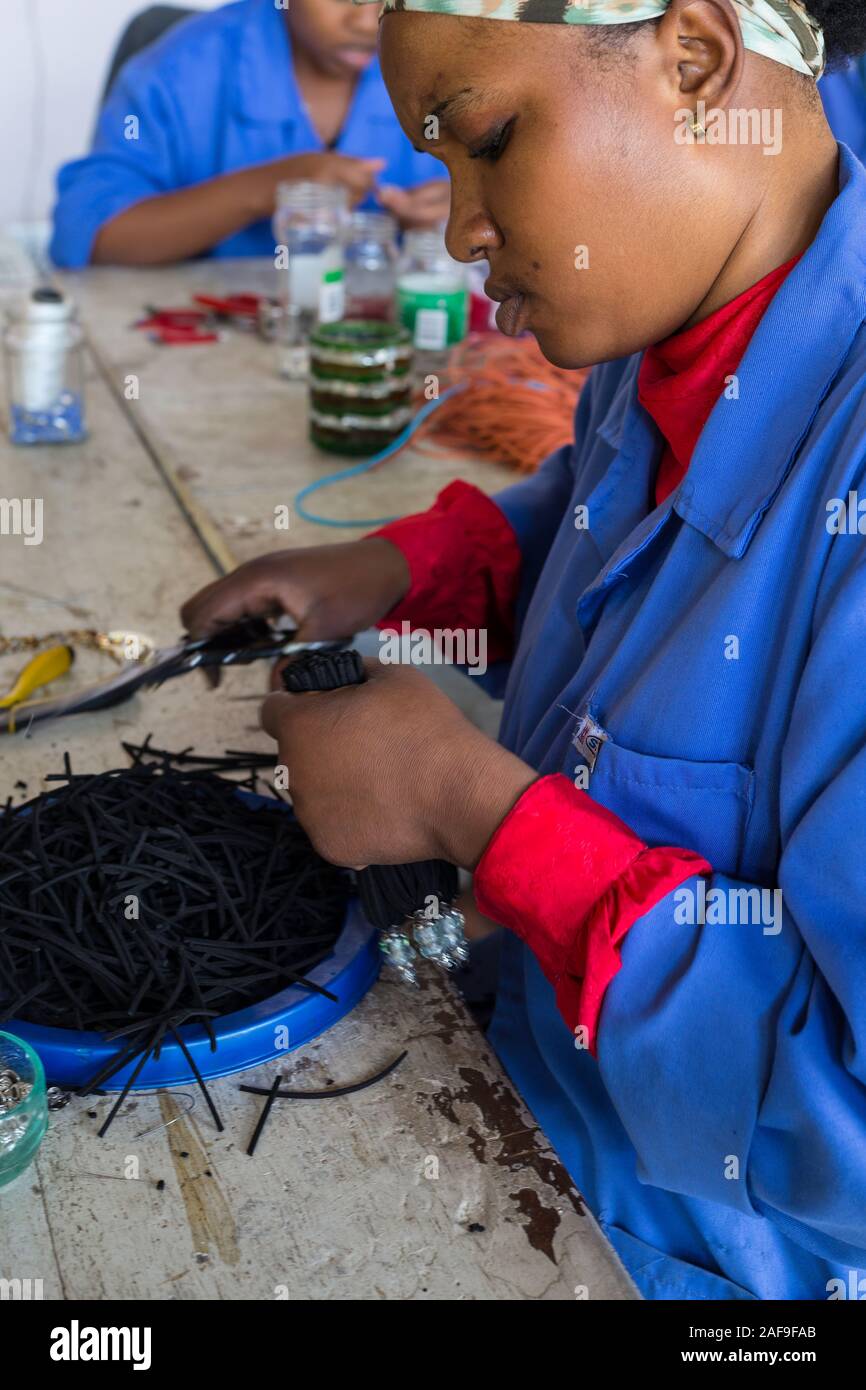 Arusha, Tanzanie. Femme travaillant à Shangaï, Centre d'artisanat qui emploient des handicapés. Banque D'Images