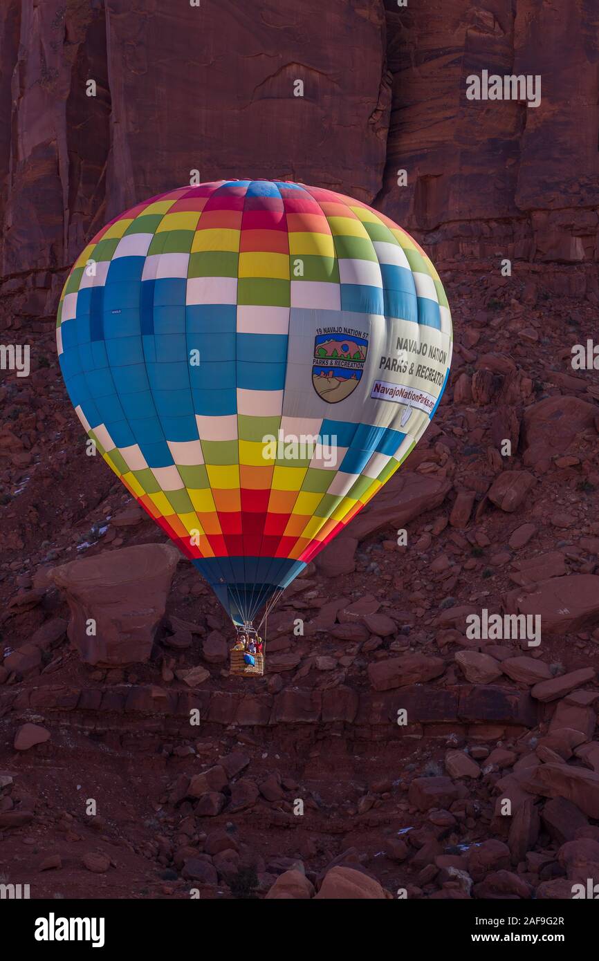 Vue au téléobjectif d'un vérificateur à motifs colorés-ballon à air chaud à un festival de ballons dans le Monument Valley Navajo Tribal Park en Arizona. Banque D'Images