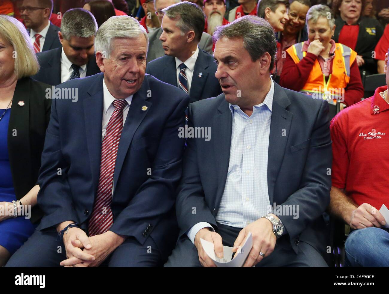 General Motors Président Mark Reuss (R) entretiens avec le Missouri Gouverneur Mike Parson, avant d'annoncer la décision de GM d'investir 1,5 milliards de dollars et de conserver près de 4 000 emplois à son installation de Wentzville de Wentzville, Missouri le vendredi 13 décembre 2019. L'usine prend en charge 12 241 Wentzville emplois dans toute l'économie du Missouri et génère plus de 2 milliards de dollars du PIB chaque année. Hors de l'état 227 fournisseurs de l'automobile, GM offre 178, soit plus de 700 millions de dollars dépensés par les fournisseurs de GM sur le Missouri. L'usine produit la Wentzville Chevrolet Colorado et GMC Canyon pick-up. Photo de Bill Gree Banque D'Images