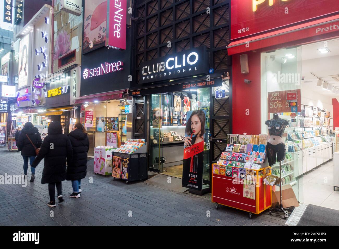Séoul, Corée du Sud - 6 décembre 2019 : quartier de Myeongdong en soirée, site populaire pour les boutiques de cosmétiques et de beauté Banque D'Images