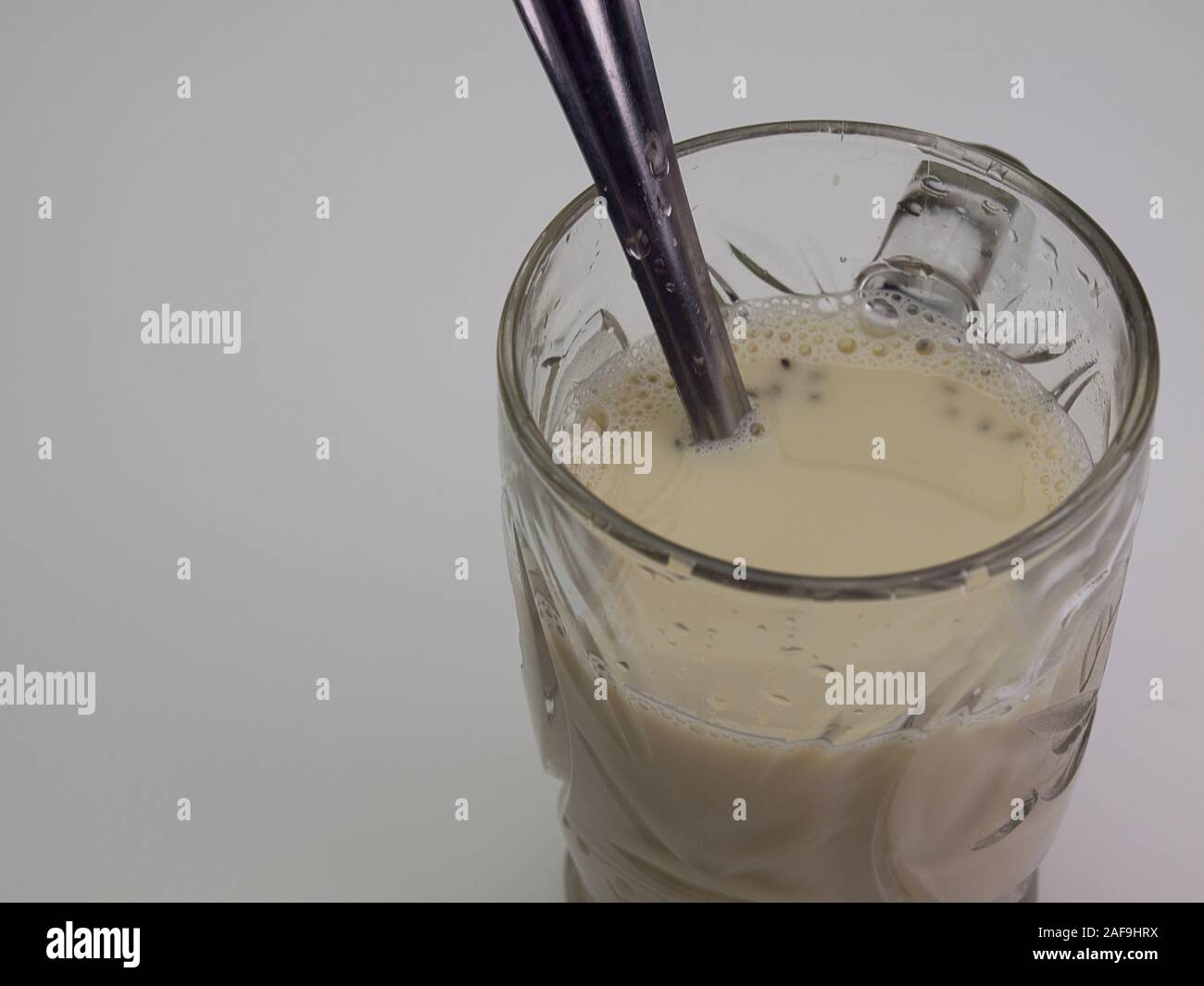 Close up lait de soja mis dans un verre , placé sur un fond blanc. Banque D'Images