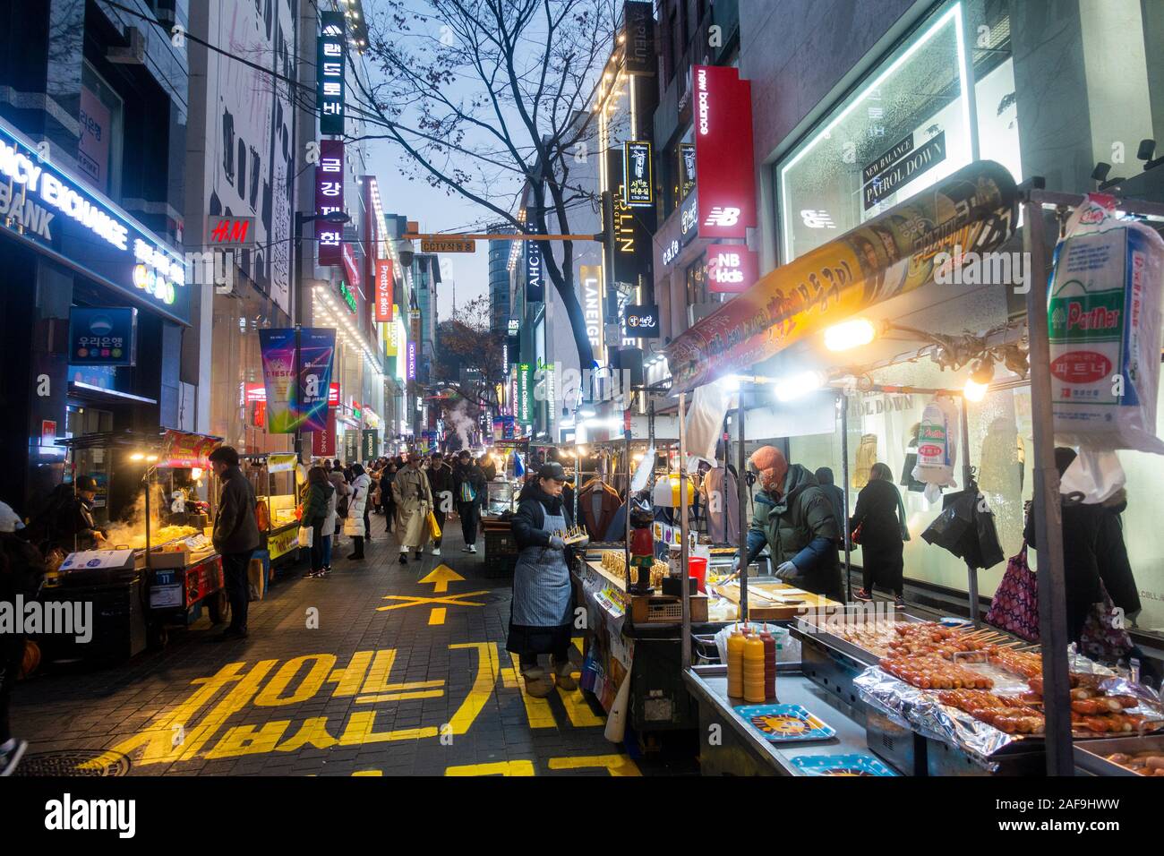 Séoul, Corée du Sud - Décembre 6th, 2019 : le district de Myeongdong à soir, site populaire pour les produits cosmétiques et de beauté et de l'alimentation de rue. Banque D'Images