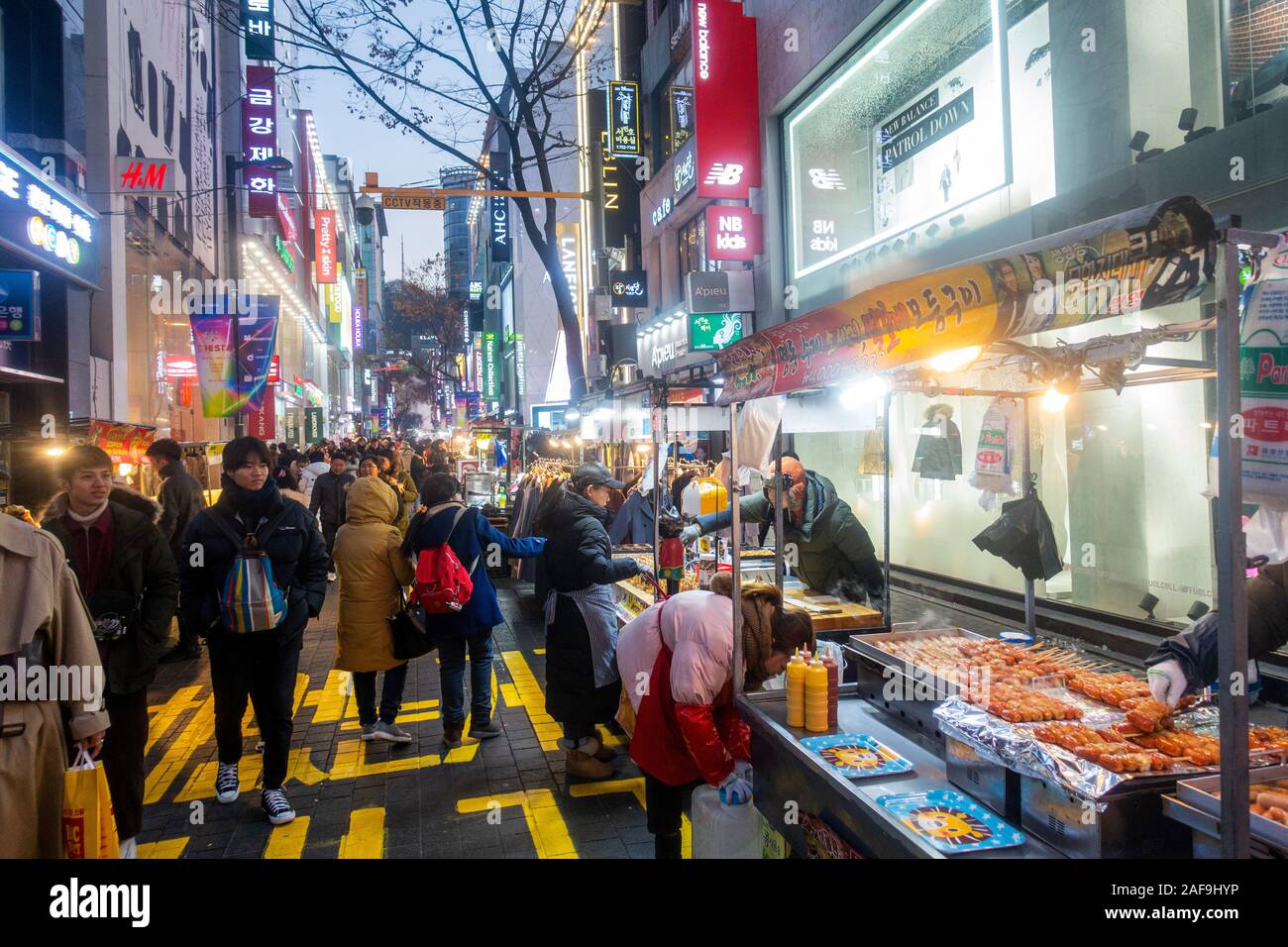 Séoul, Corée du Sud - Décembre 6th, 2019 : le district de Myeongdong à soir, site populaire pour les produits cosmétiques et de beauté et de l'alimentation de rue. Banque D'Images