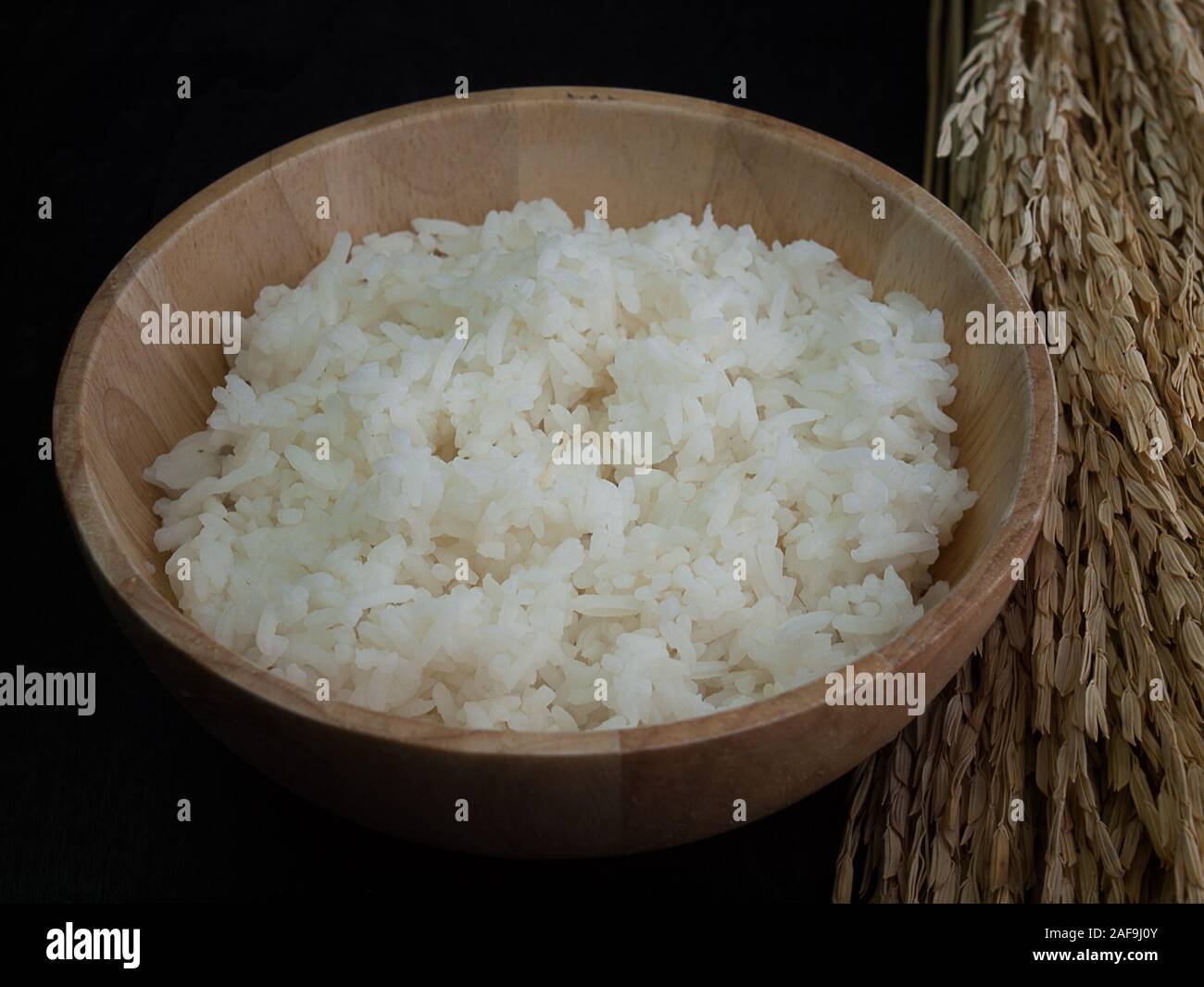 Plein bol de riz blanc sur fond noir , Banque D'Images