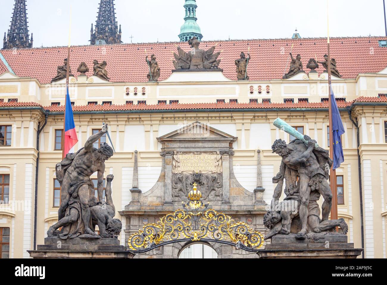 Porte d'entrée du Château de Prague (Prazsky Hrad), avec un détail sur les statues de la lutte des géants, appelé aussi sousosi souboj titanu, un cu Banque D'Images