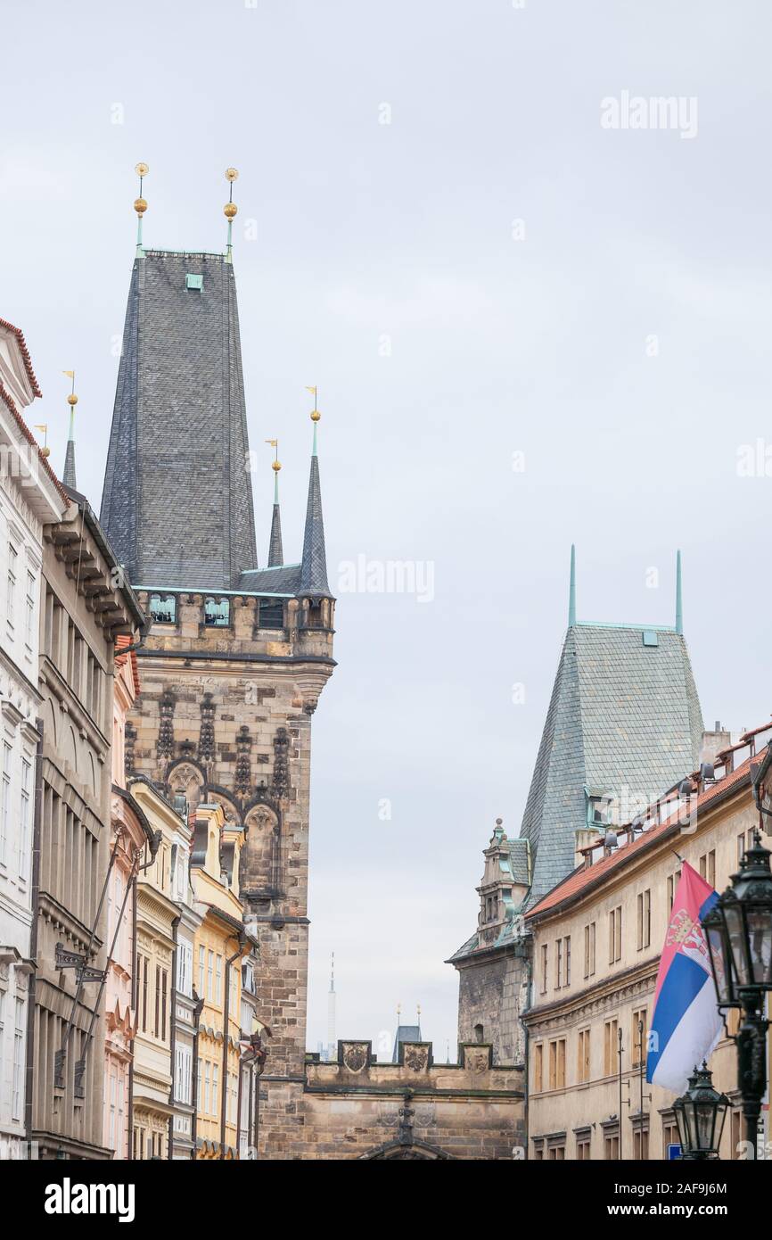 Photo de la tour du pont de la vieille ville de Pont Charles, également appelé mostecka malostranska vez à Prague, République tchèque, entouré par d'étroites medie Banque D'Images