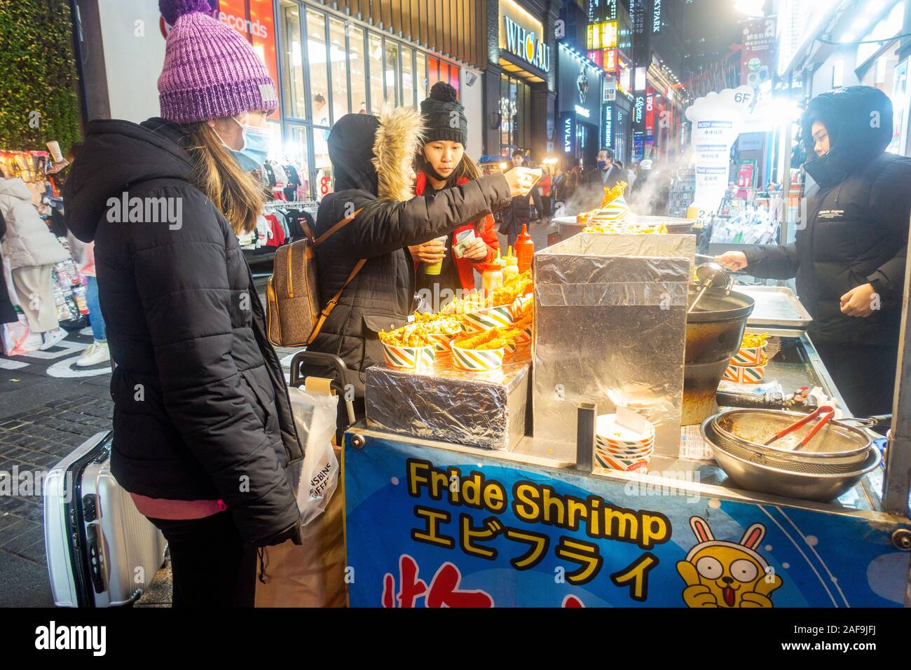 Séoul, Corée du Sud - Décembre 6th, 2019 : le district de Myeongdong à soir, site populaire pour les produits cosmétiques et de beauté et de l'alimentation de rue. Banque D'Images