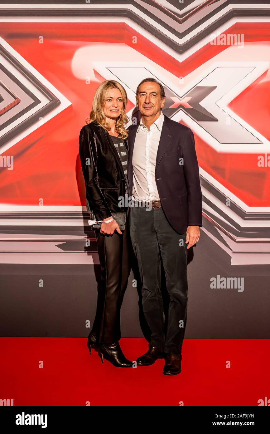 Strasbourg, France. Dec 12, 2019. Photocall au cours de la X-Factor Italie 2019 finale à Mediolanum Forum.Giuseppe Sala, connu sous le nom de Beppe, est un homme politique, directeur de l'entreprise et manager public italien, maire de Milan et de la ville métropolitaine à partir du 21 juin 2016. (Photo de Luigi Rizzo/Pacific Press) Credit : Pacific Press Agency/Alamy Live News Banque D'Images