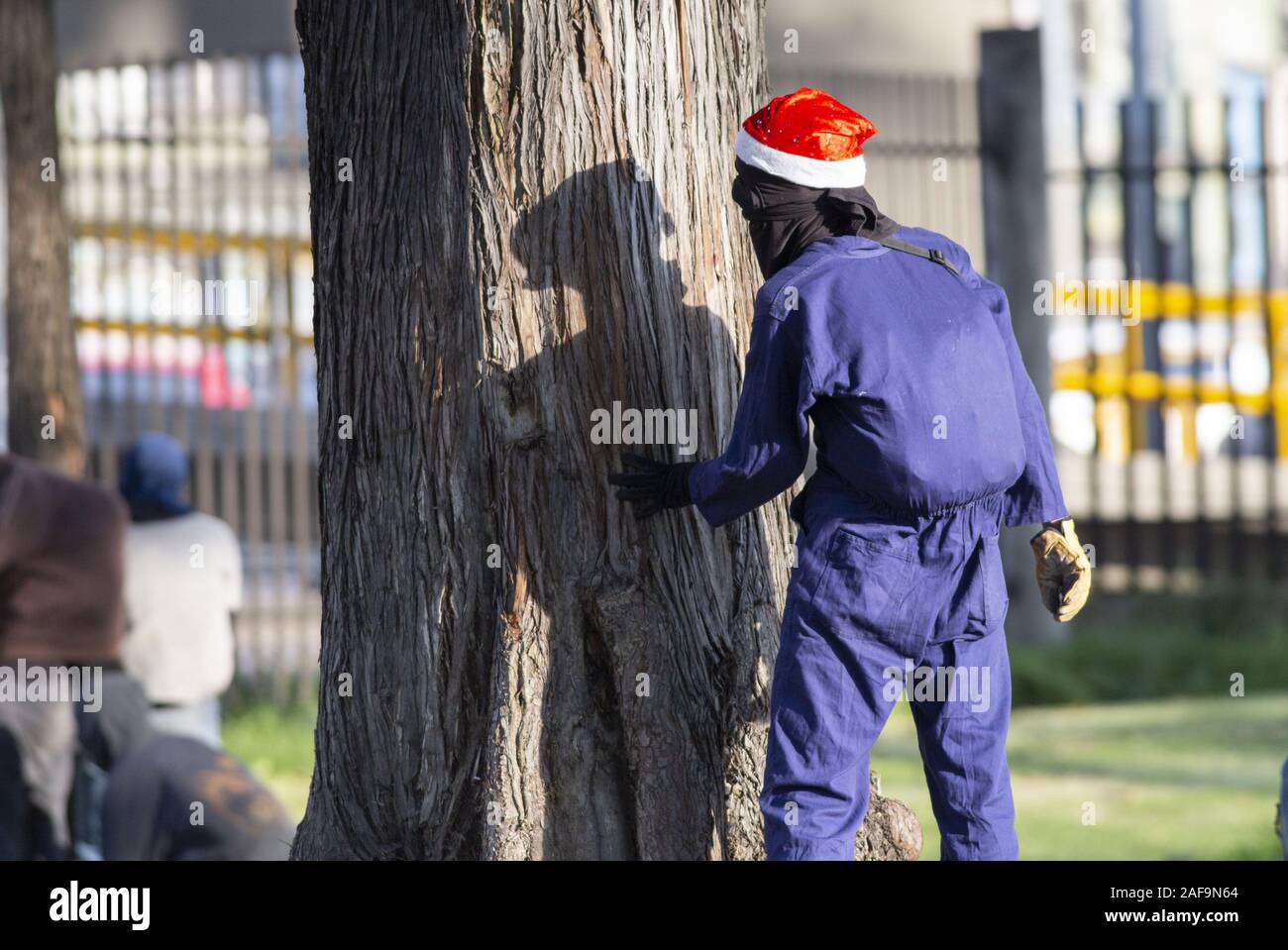 10 octobre 2019 : avec un chapeau de Noël se jette dans les émeutes contre la police à Bogota Crédit : Daniel Garzon Herazo/ZUMA/Alamy Fil Live News Banque D'Images