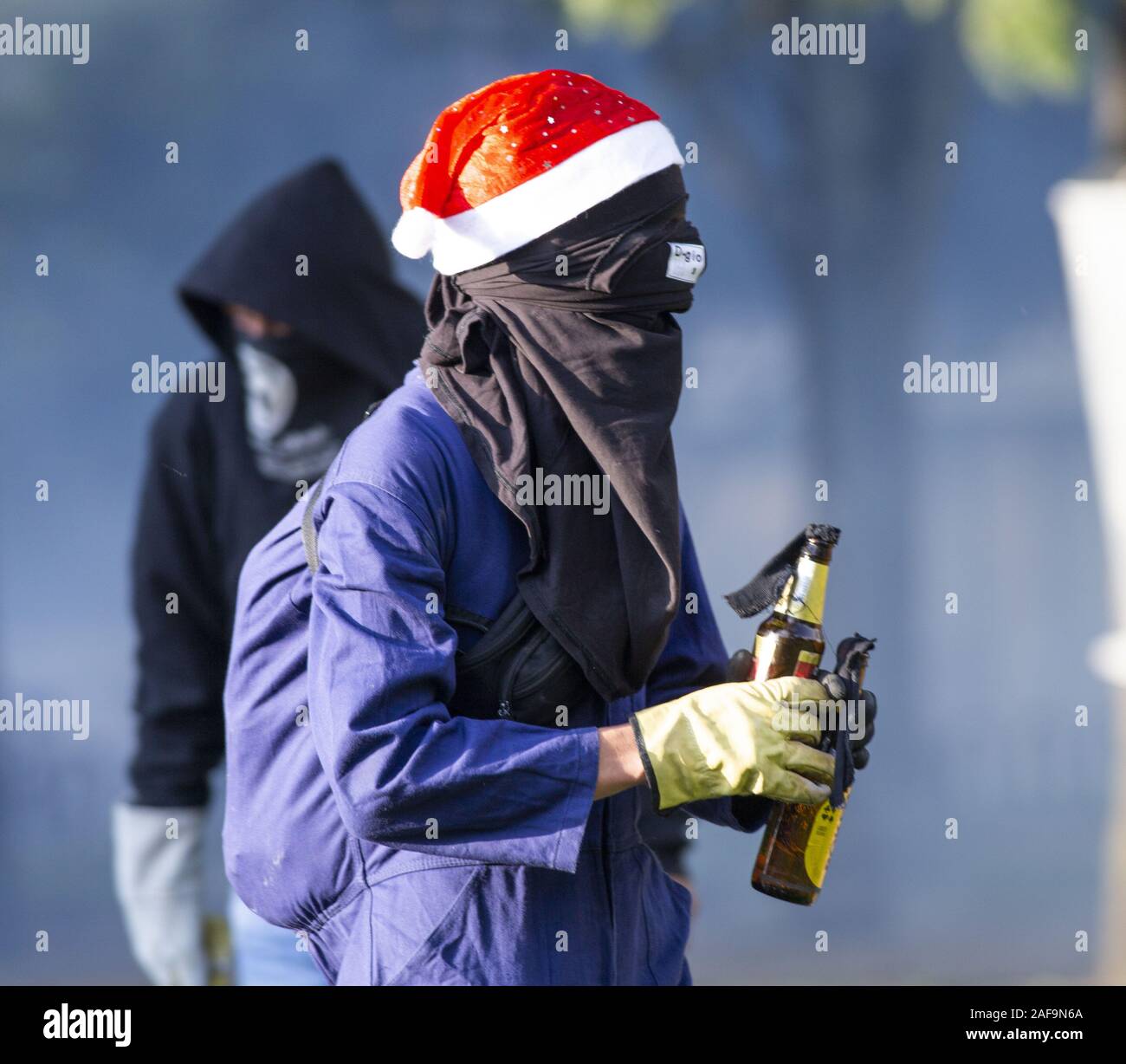 10 octobre 2019 : avec un chapeau de Noël se jette dans les émeutes contre la police à Bogota Crédit : Daniel Garzon Herazo/ZUMA/Alamy Fil Live News Banque D'Images