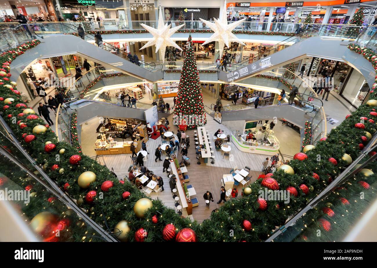 Rostock, Allemagne. 13 Décembre, 2019. Le centre commercial Centre (KZC Kröpeliner Tor) est décoré pour Noël. Dans l'affaire de Noël le sprint final commence. Crédit : Bernd Wüstneck/dpa-Zentralbild/dpa/Alamy Live News Banque D'Images