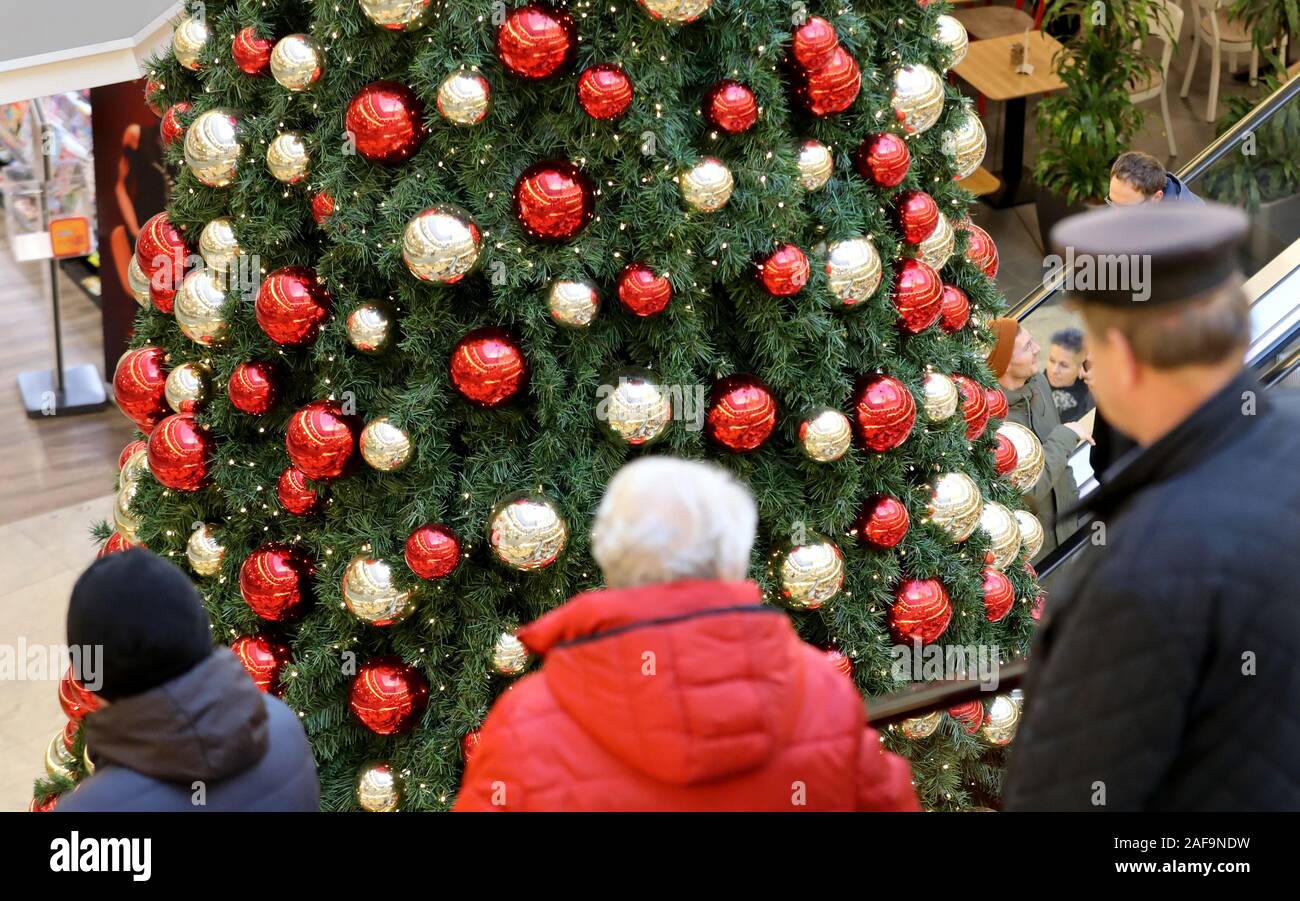 Rostock, Allemagne. 13 Décembre, 2019. Les visiteurs sont en route vers le centre commercial décoré Noël Kröpeliner Tor Centre (KZC). Dans l'affaire de Noël le sprint final commence. Crédit : Bernd Wüstneck/dpa-Zentralbild/dpa/Alamy Live News Banque D'Images