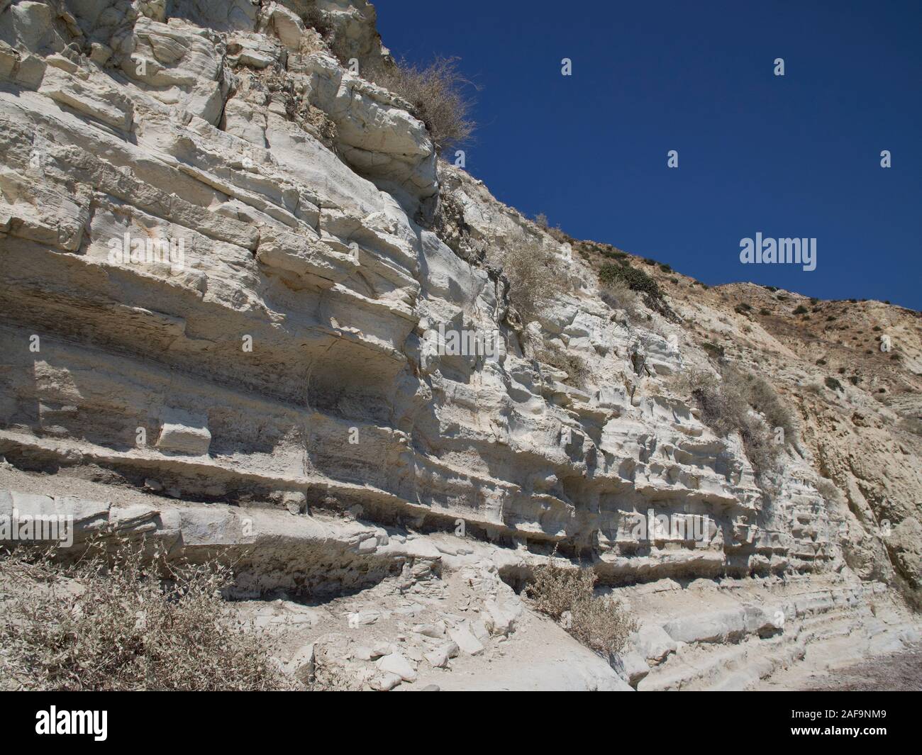 Vue de la côte de la station balnéaire de Pissouri, Chypre, Mer Méditerranée Banque D'Images