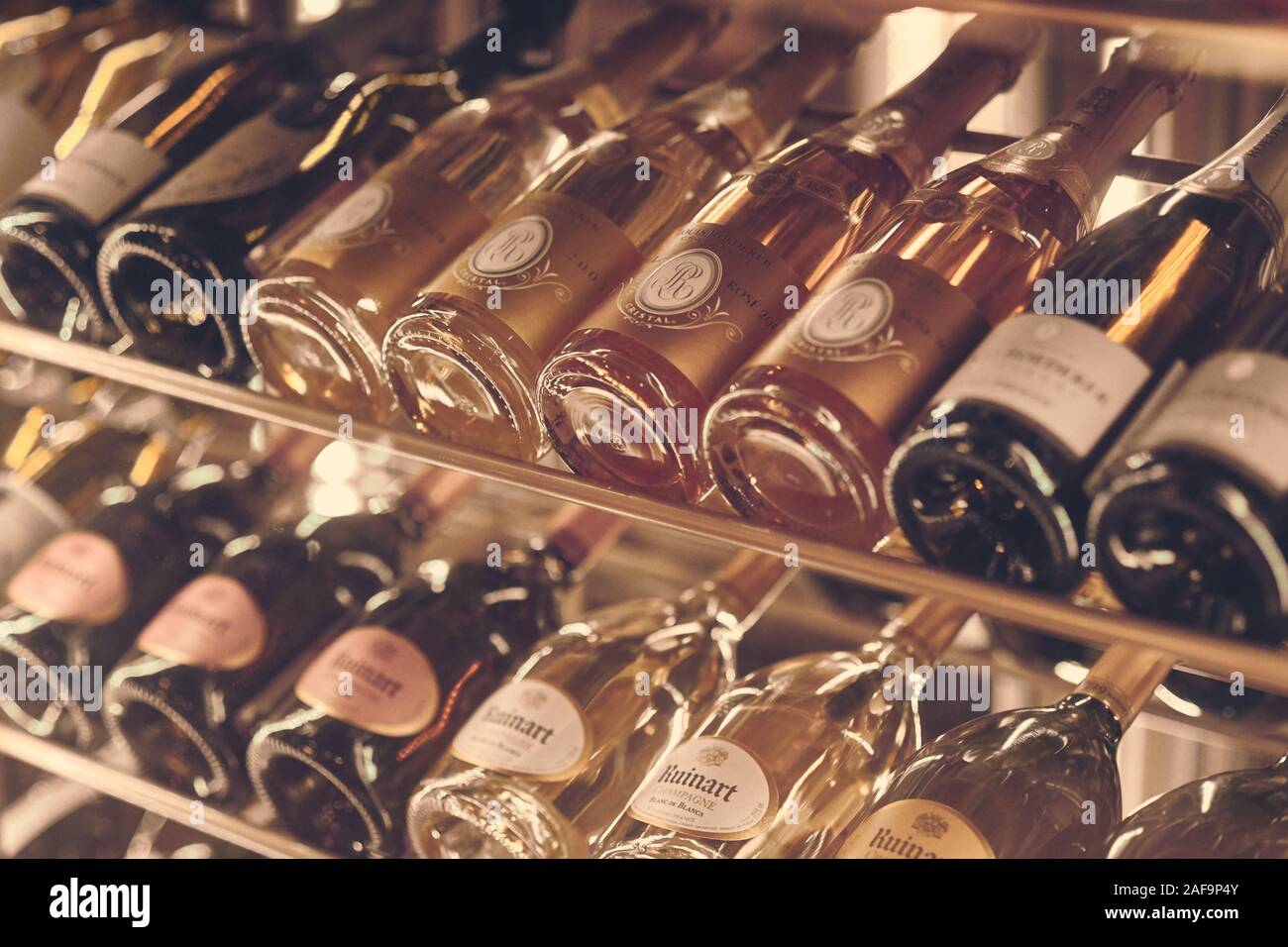 Paris, France - 25 août 2019 : coup d'humeur de Louis Roederer Cristal et Ruinart Blanc de Blancs brut Champagne vins dans l'armoire au restaurant. Fermer Banque D'Images