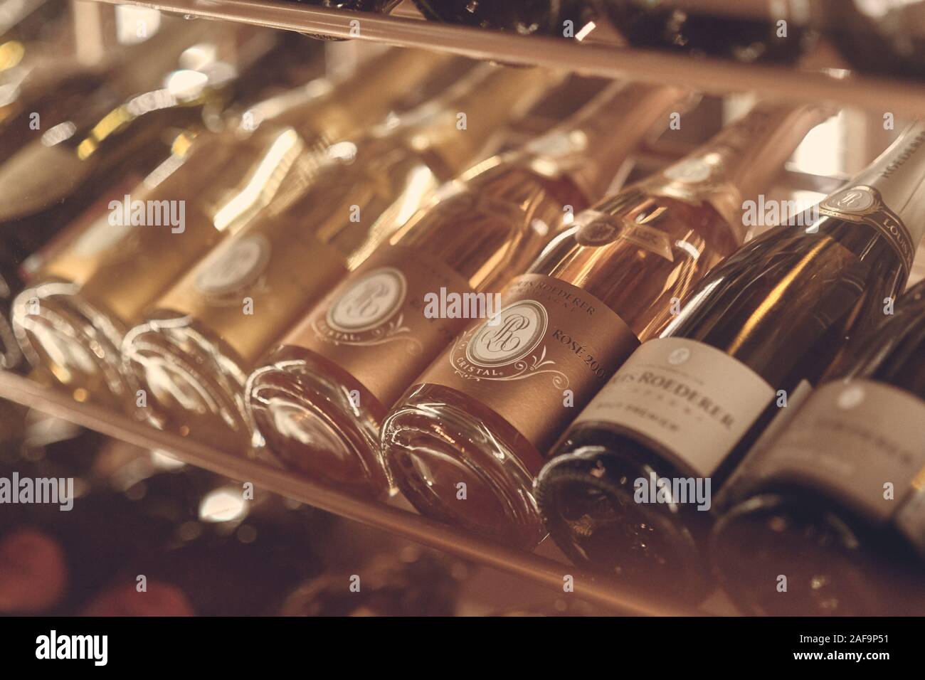 Paris, France - 25 août 2019 : coup d'humeur de vin mousseux brut Champagne Louis Roederer Cristal 2009 Rose et autres vins dans l'armoire au restaurant. Close up Banque D'Images