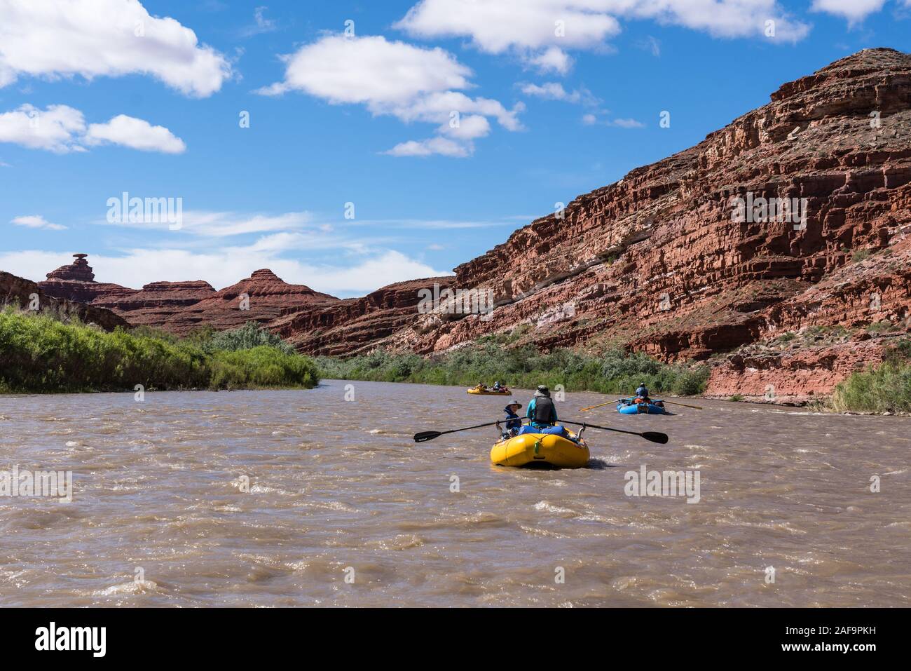 Une famille voyage de rafting dans le canyon de la Rivière San Juan, dans le sud-est de l'Utah, USA. Dans l'arrière-plan est Mexican Hat Rock. Banque D'Images