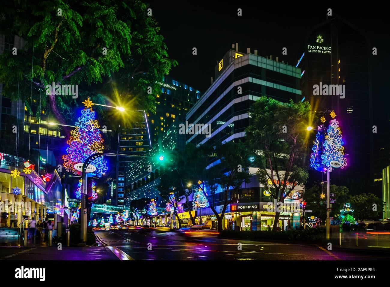 Singapour - Dec 2, 2019 : Belle décoration d'éclairage de Noël à Cairnhill Road et Orchard Road Junction, à Singapour. Banque D'Images
