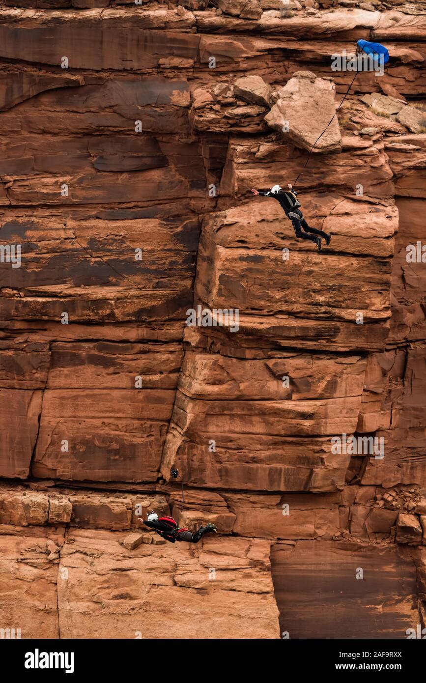 Deux cavaliers DE BASE sauter de la falaise à 950 pieds au-dessus du plancher de minéral Canyon près de Moab, Utah. Les deux cavaliers ont déployé leurs chutes pilote. Banque D'Images