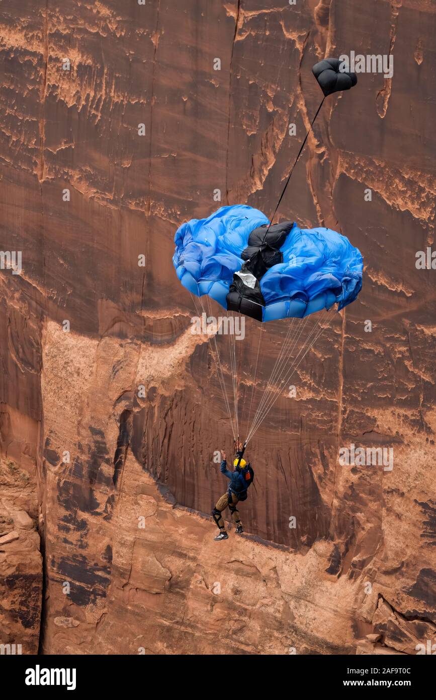 Un free-tombe de la falaise verticale 950 pieds au-dessus de la vallée à près de Canyon minéral Moab, Utah. Son pilot chute a déployé Banque D'Images