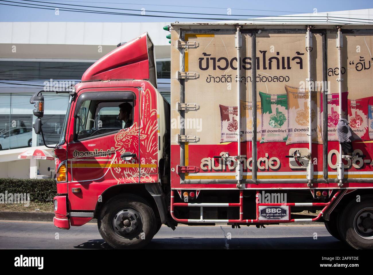 Chiang Mai, Thaïlande - 28 novembre 2019 : camion conteneur de Sunthorn CCS de l'usine de riz Company Limited. Photo road no.121 sur 8 km de downt Banque D'Images
