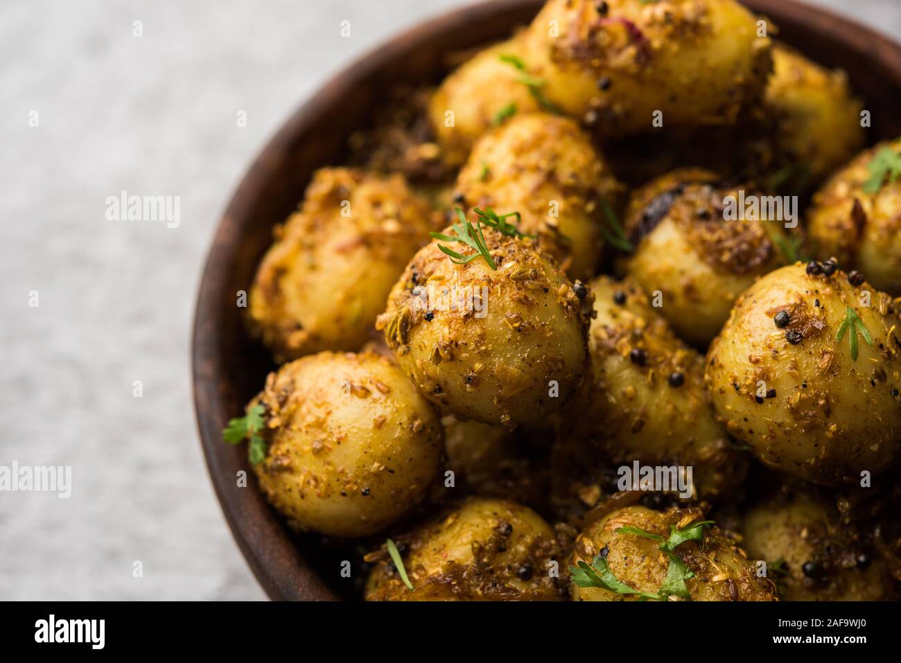 Jeera Aloo - pommes de terre aromatisées aux graines de cumin et aux épices. Recette indienne populaire. Servies dans un bol. Sélection Banque D'Images