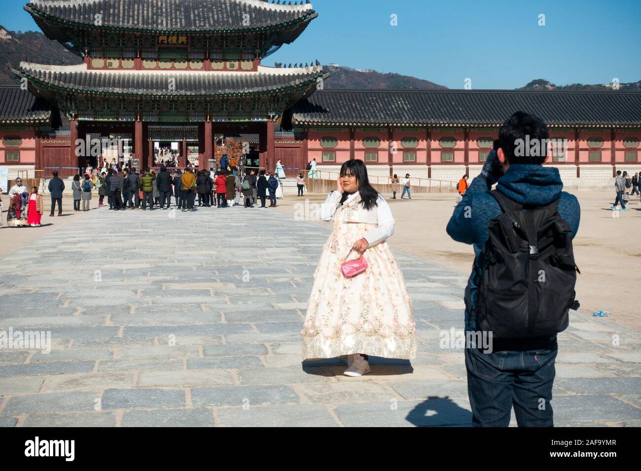 Séoul, Corée du Sud - Novembre 28th, 2019 : les touristes portant robe Hanbok traditionnel coréen et à visiter le Palais Gyeongbokgung sur un jour d'hiver ensoleillé Banque D'Images