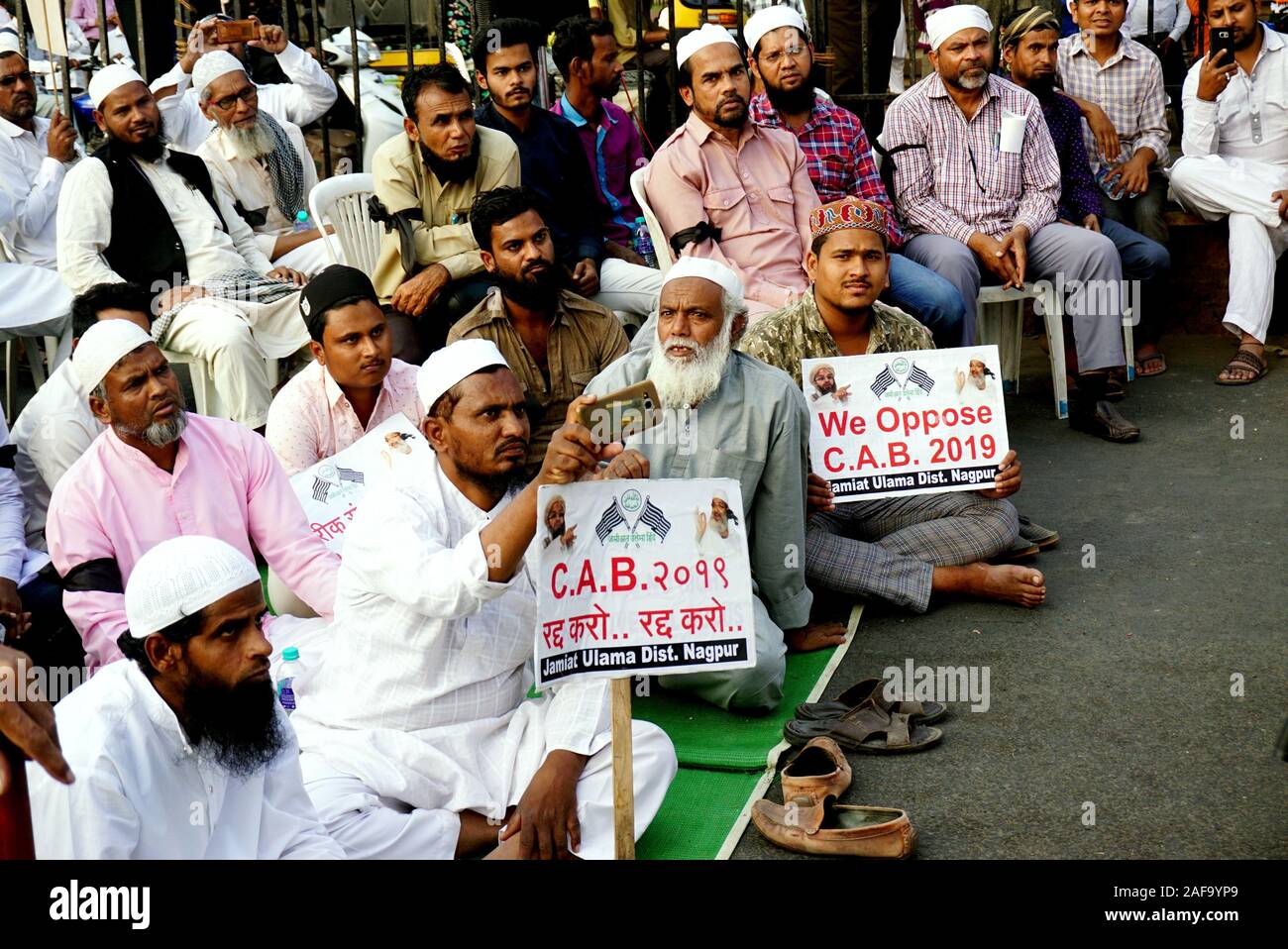 Décembre 13, 2019 : Nagpur, Inde. 13 Dec 2019,. Les communautés musulmanes prennent part à une manifestation silencieuse contre la modification de la loi de citoyenneté (cabine) et Registre national des citoyens (CNRC) organisé par Jamiat Ulama-i-Hind le 13 décembre 2019, à Nagpur, Maharashtra. (Crédit Image : © KhanZUMA Azhar fil) Banque D'Images