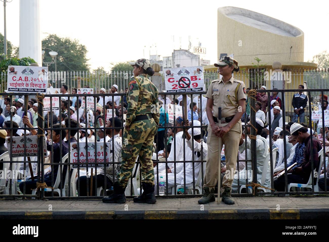 Décembre 13, 2019 : Nagpur, Inde. 13 Dec 2019,. Les communautés musulmanes prennent part à une manifestation silencieuse contre la modification de la loi de citoyenneté (cabine) et Registre national des citoyens (CNRC) organisé par Jamiat Ulama-i-Hind le 13 décembre 2019, à Nagpur, Maharashtra. (Crédit Image : © KhanZUMA Azhar fil) Banque D'Images