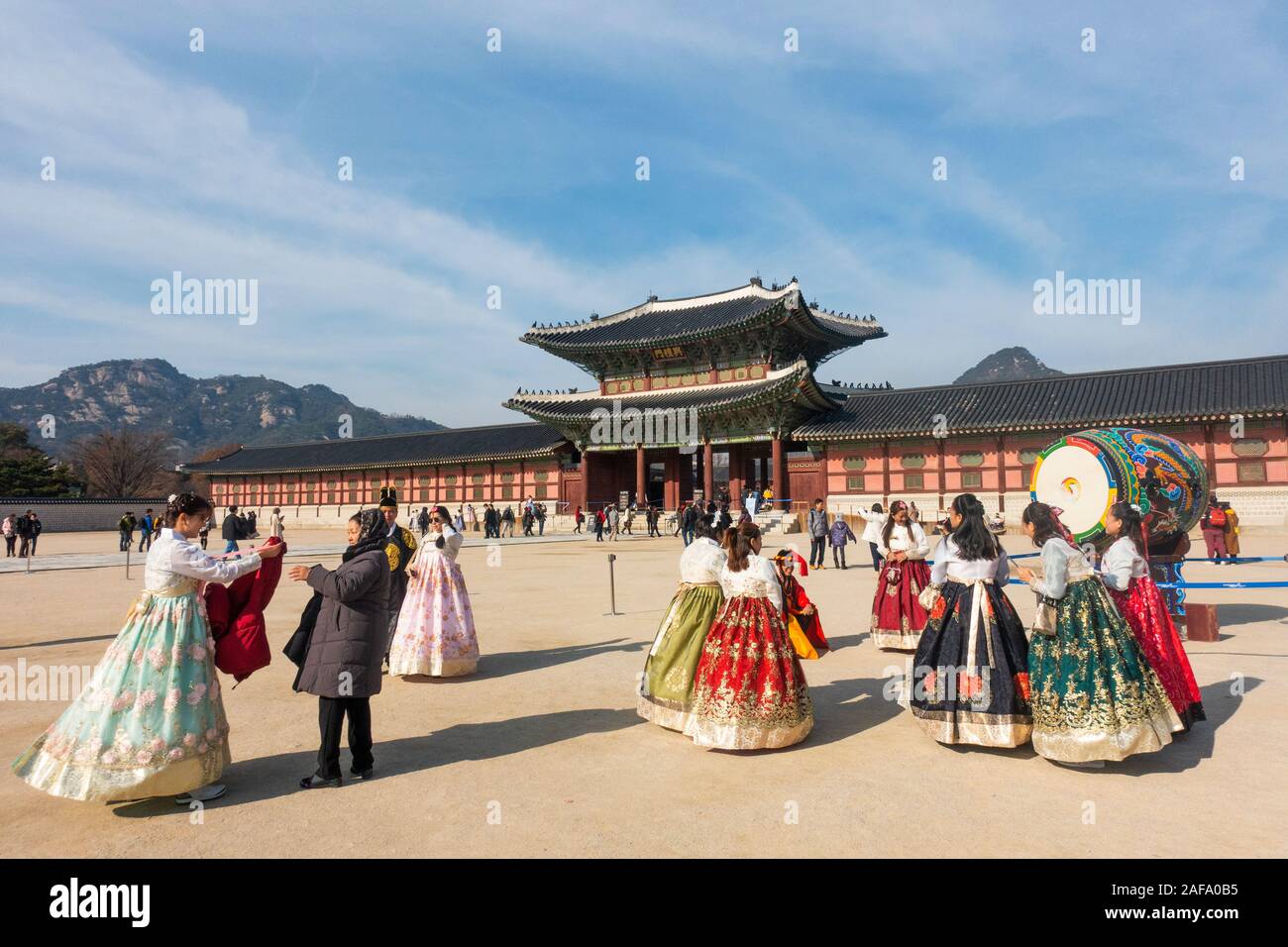 Séoul, Corée du Sud - Novembre 28th, 2019 : les touristes portant robe Hanbok traditionnel coréen et à visiter le Palais Gyeongbokgung sur un jour d'hiver ensoleillé Banque D'Images