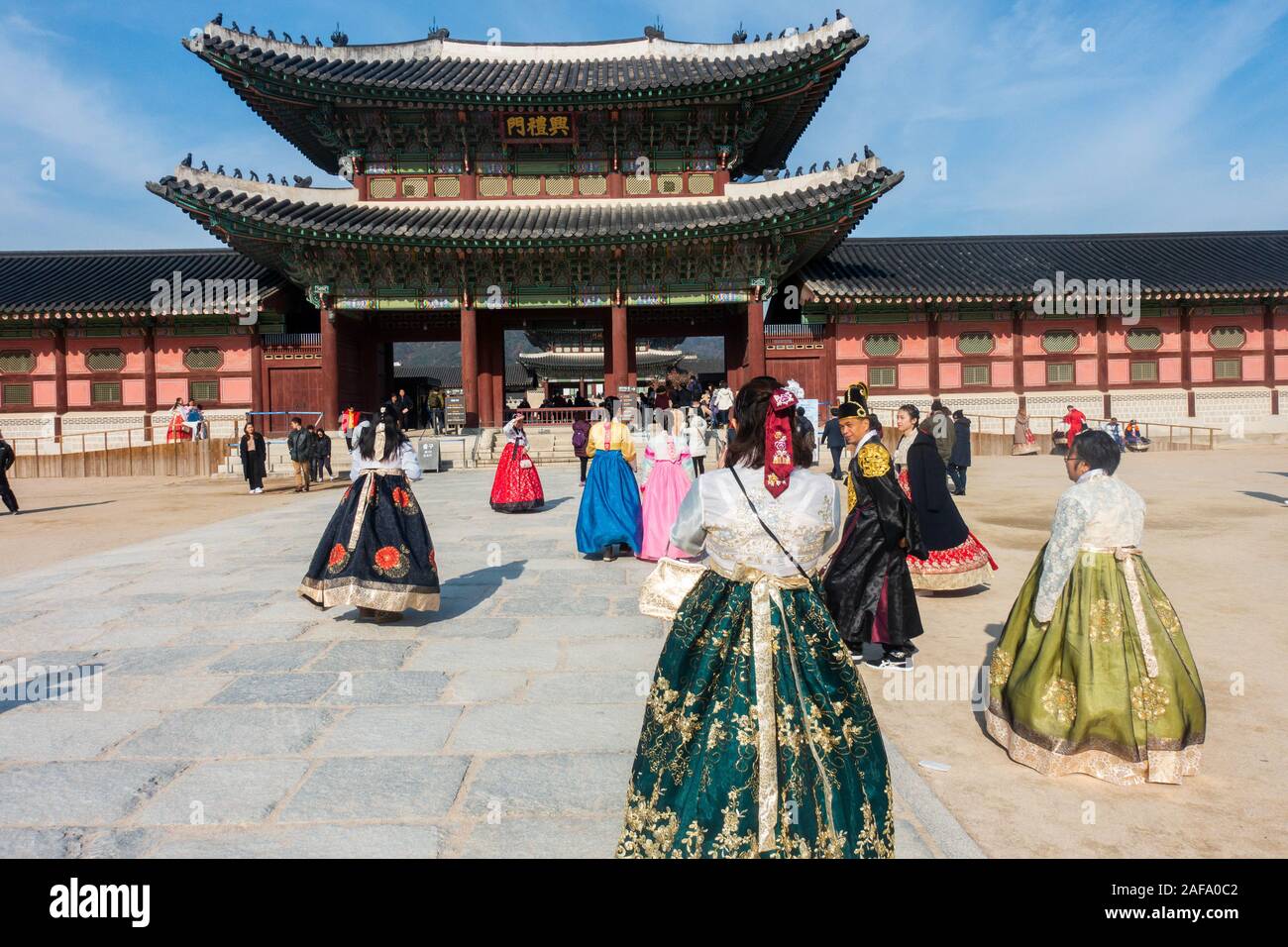 Séoul, Corée du Sud - Novembre 28th, 2019 : les touristes portant robe Hanbok traditionnel coréen et à visiter le Palais Gyeongbokgung sur un jour d'hiver ensoleillé Banque D'Images