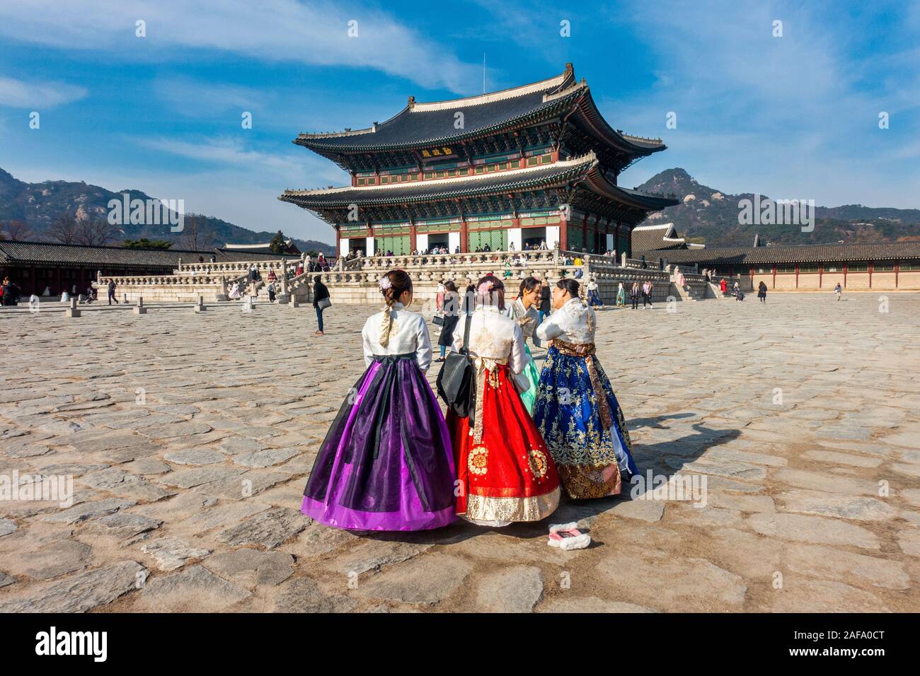 Séoul, Corée du Sud - Novembre 28th, 2019 : les touristes portant robe Hanbok traditionnel coréen et à visiter le Palais Gyeongbokgung sur un jour d'hiver ensoleillé Banque D'Images