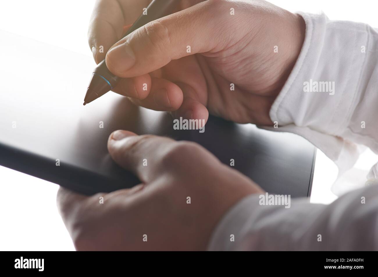 Signer un document numérique thème. Maintenez l'homme stylo tactile sur tablet Banque D'Images