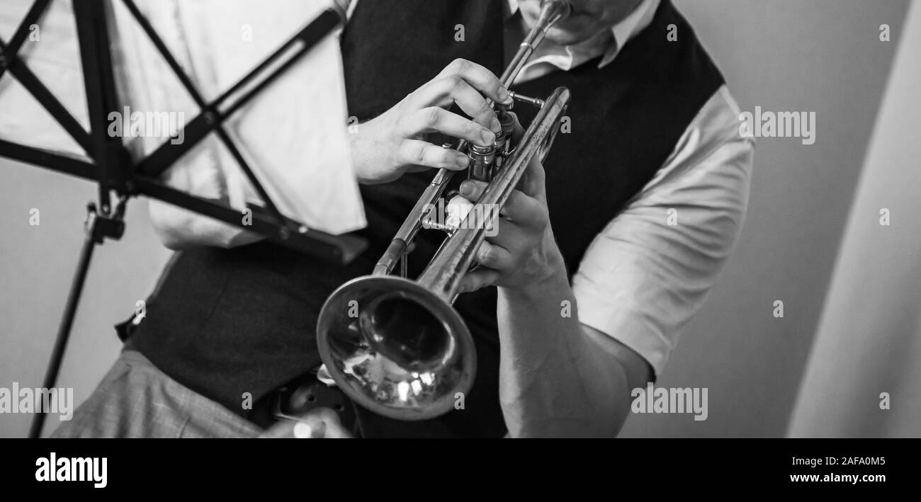 Musicien trompette en mains. Retro photo noir et blanc stylisé Banque D'Images