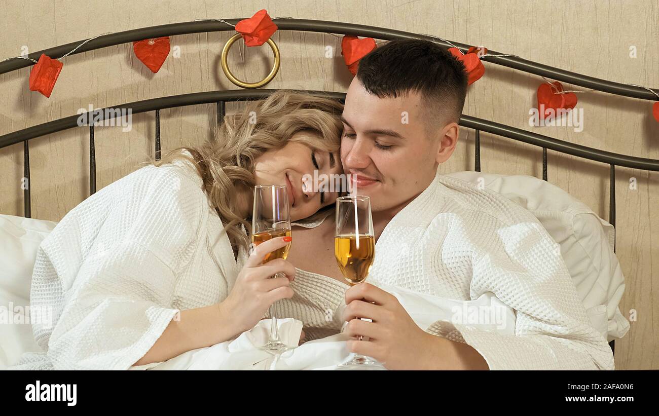 Faire l'amour dans un lit Banque de photographies et d’images à haute