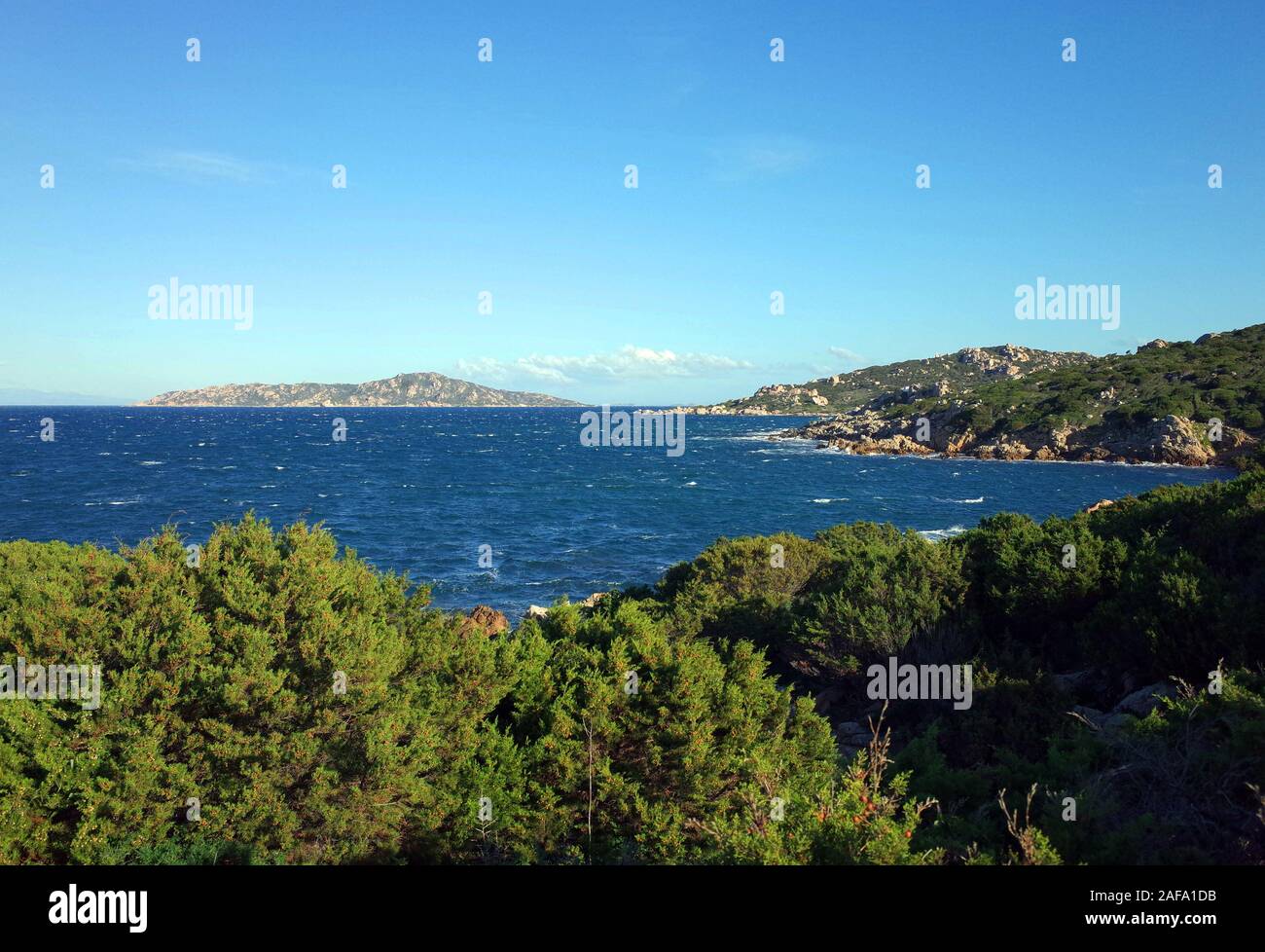Palau, Sardaigne, Italie. Punta Don Diego et Spargi Islamd dans l'arrière-plan Banque D'Images