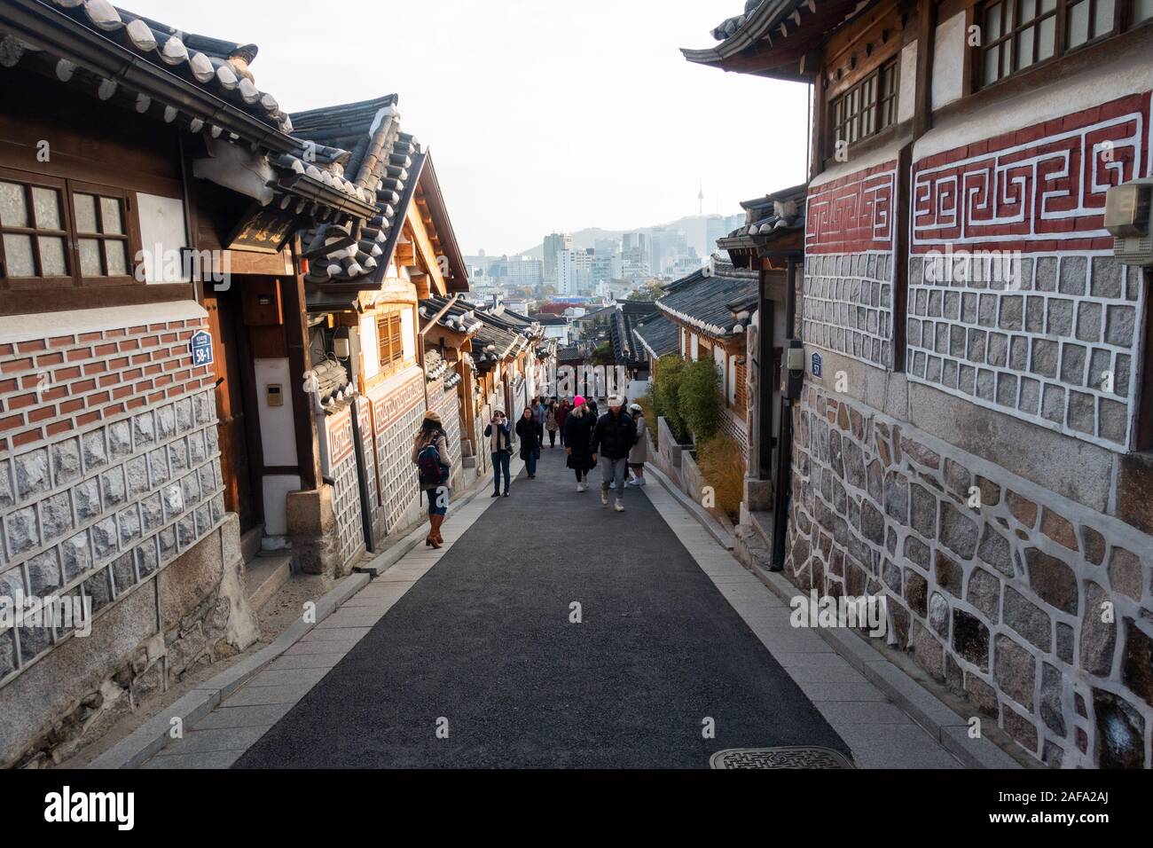 Séoul, Corée du Sud - Novembre 28th, 2019 : les touristes foule à Buckon Hanok, conservé à montrer un vieux de 600 ans d'architecture. Banque D'Images