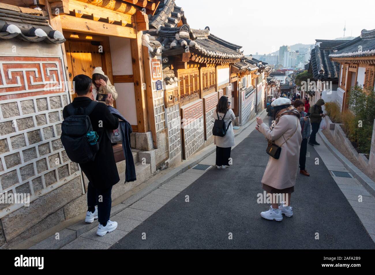 Séoul, Corée du Sud - Novembre 28th, 2019 : les touristes foule à Buckon Hanok, conservé à montrer un vieux de 600 ans d'architecture. Banque D'Images