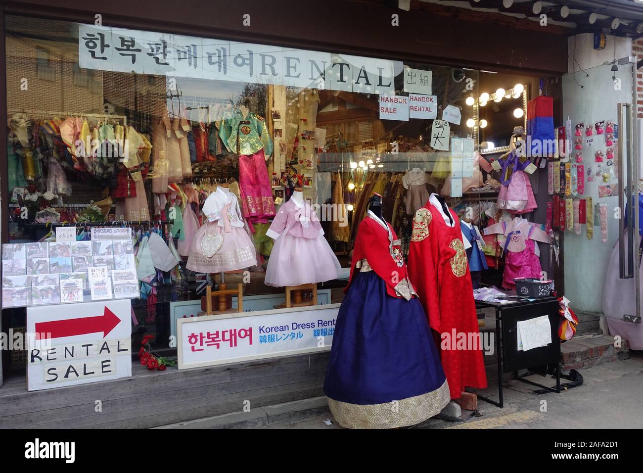 Séoul, Corée du Sud - Novembre 27th, 2019 : robe traditionnelle coréenne appelé Hanbok disponibles à la location à un magasin. Banque D'Images