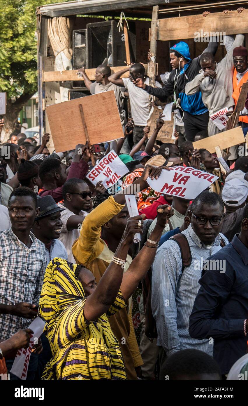 Dakar, Sénégal. 13 Décembre, 2019. Les gens marchent dans la rue pour protester contre l'augmentation des prix de l'électricité à Dakar, Sénégal, 13 décembre 2019. Crédit : Louis Denga/Xinhua/Alamy Live News Banque D'Images