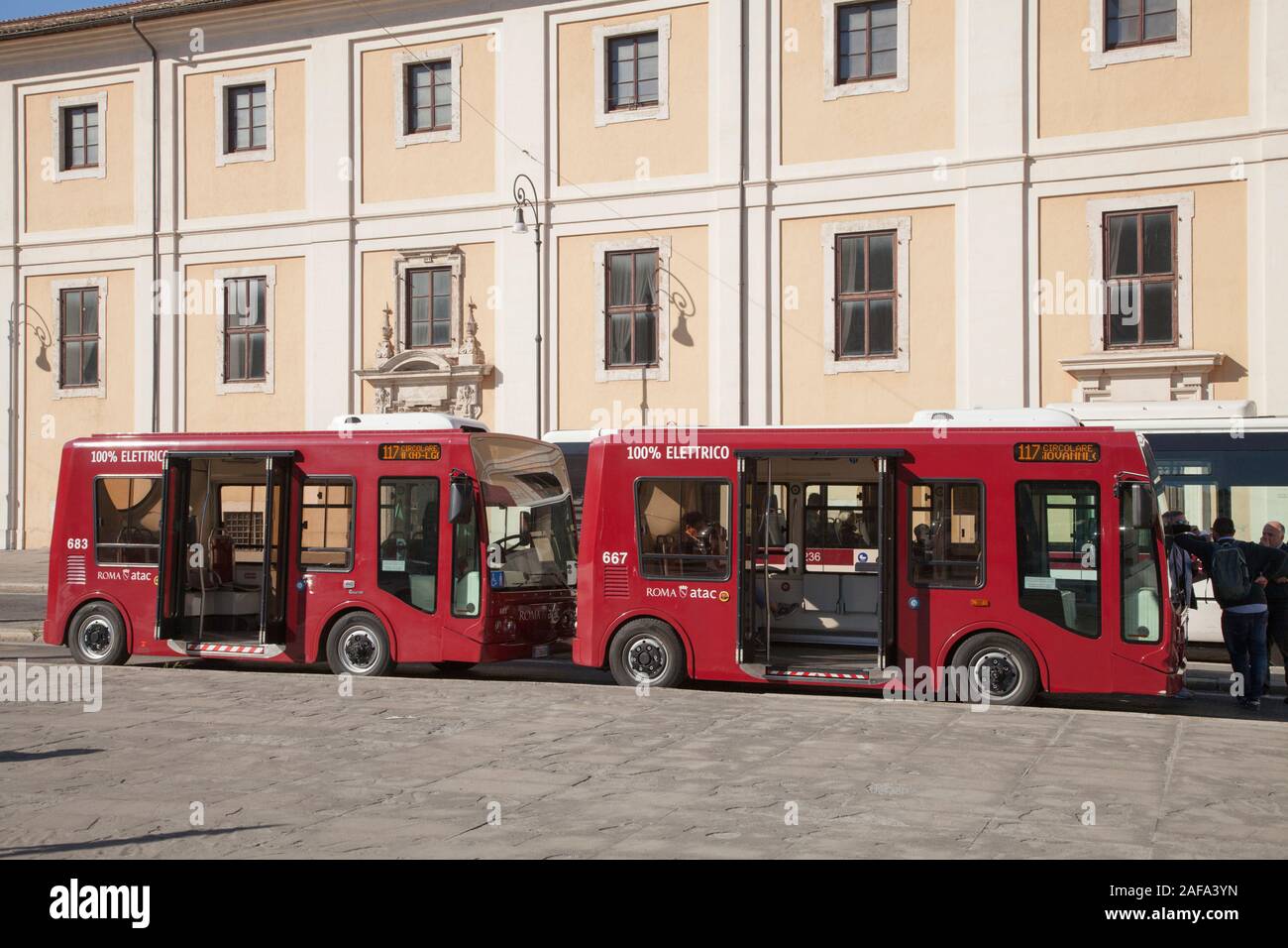 Rome's little red bus sont 100  % electric et contribuent à la lutte contre le smog et la pollution atmosphérique Banque D'Images