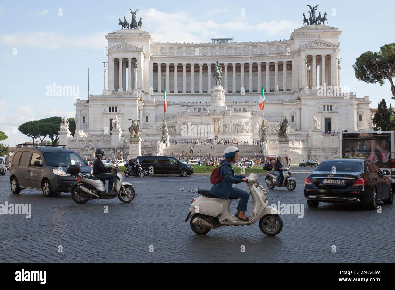 Cars scooters et voitures à l'extérieur du Monument Victor Emmanuel II à Rome Banque D'Images